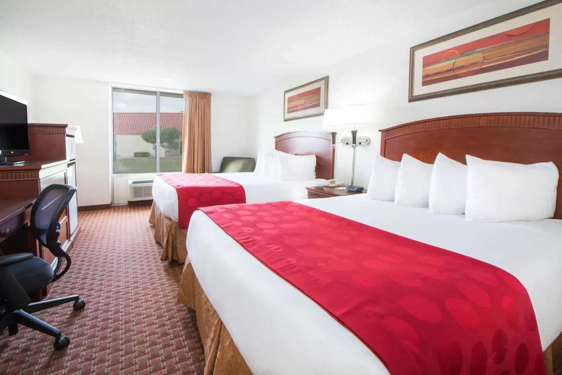 TV and multimedia, Bed in Ramada by Wyndham Enid