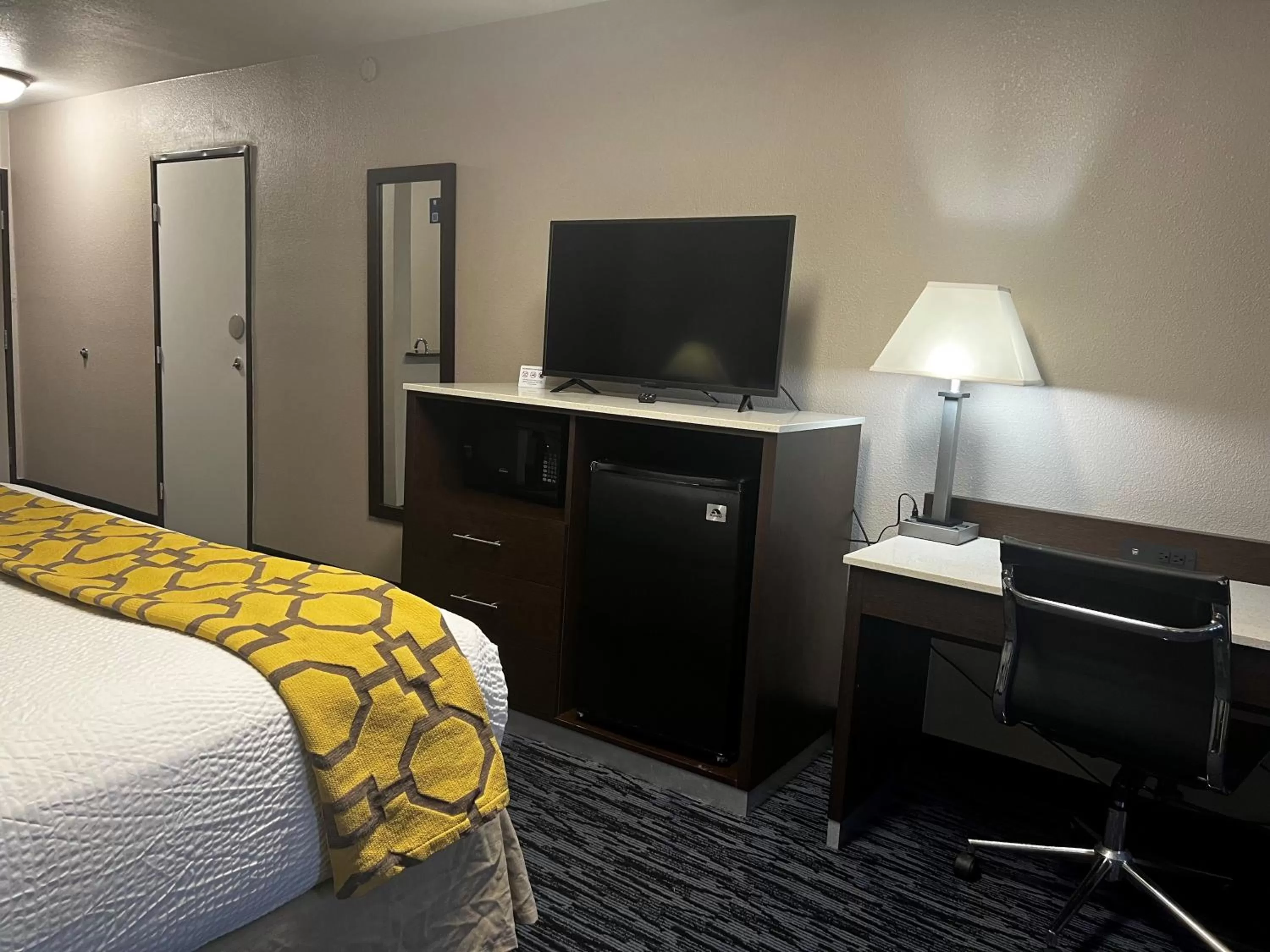 TV and multimedia, Bed in Baymont by Wyndham Port Arthur - Groves Area