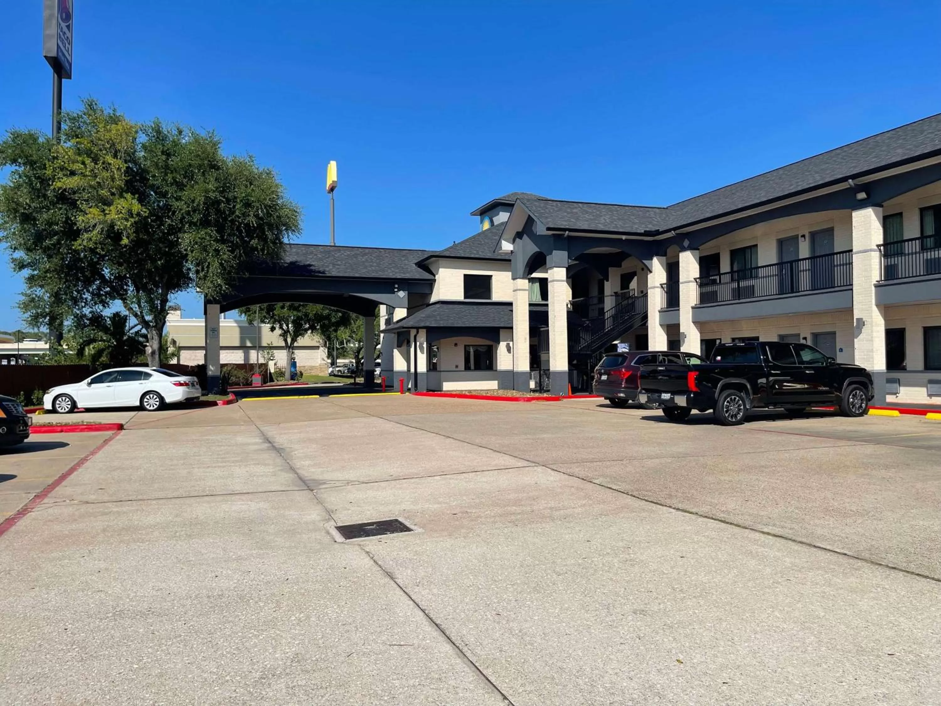 Property building in Days Inn by Wyndham Dickinson TX