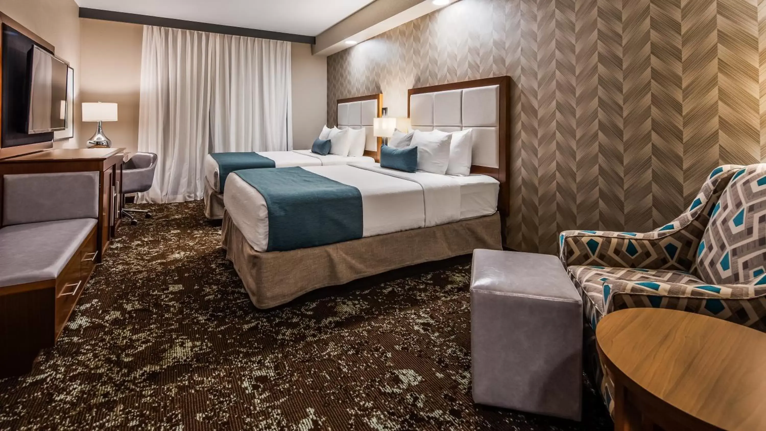 Bed in Best Western Premier Ankeny Hotel