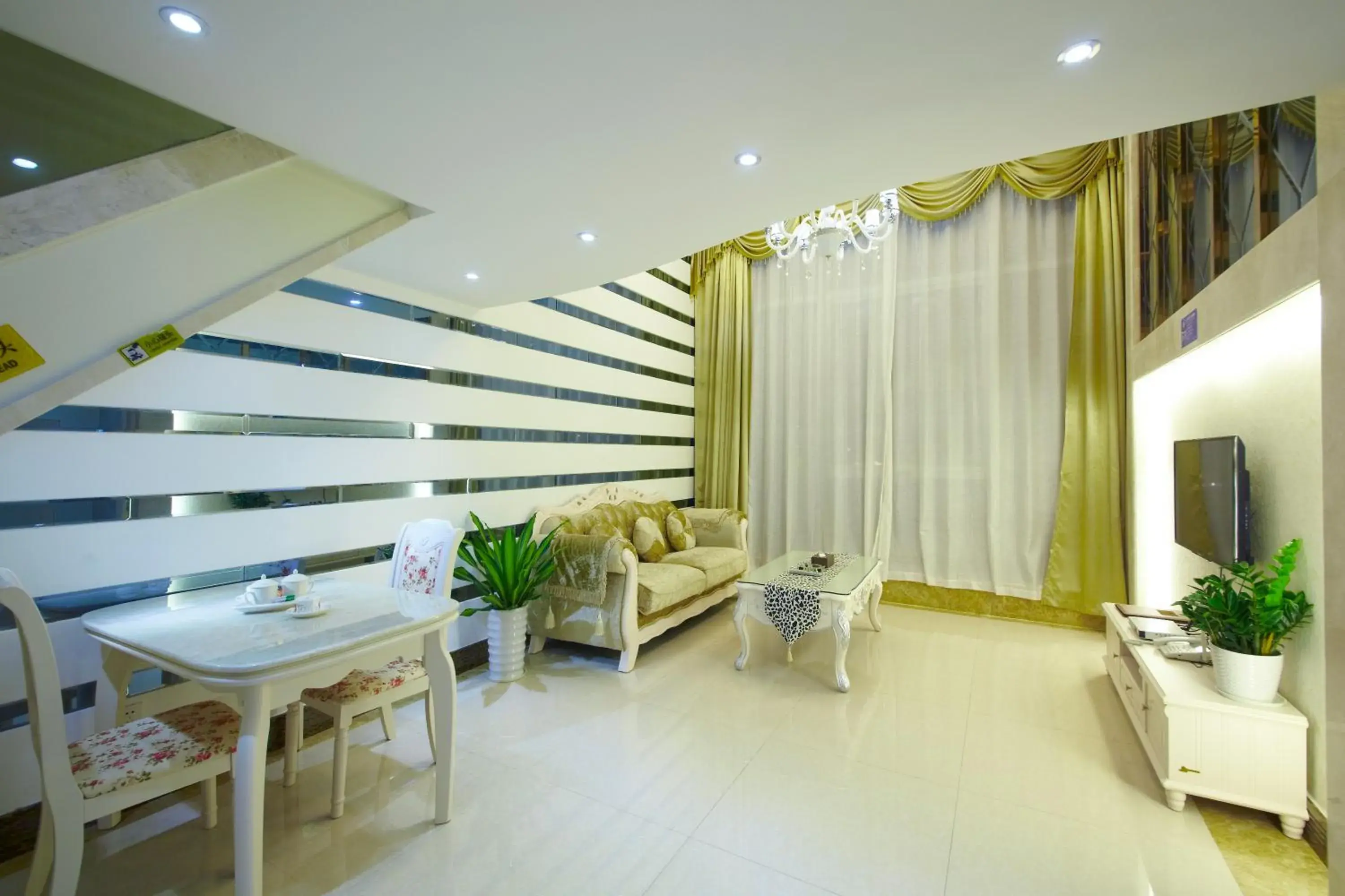 TV and multimedia, TV/Entertainment Center in Louidon Mega Apartment Hotel Of Kam Rueng Plaza - Sunshine Apartment