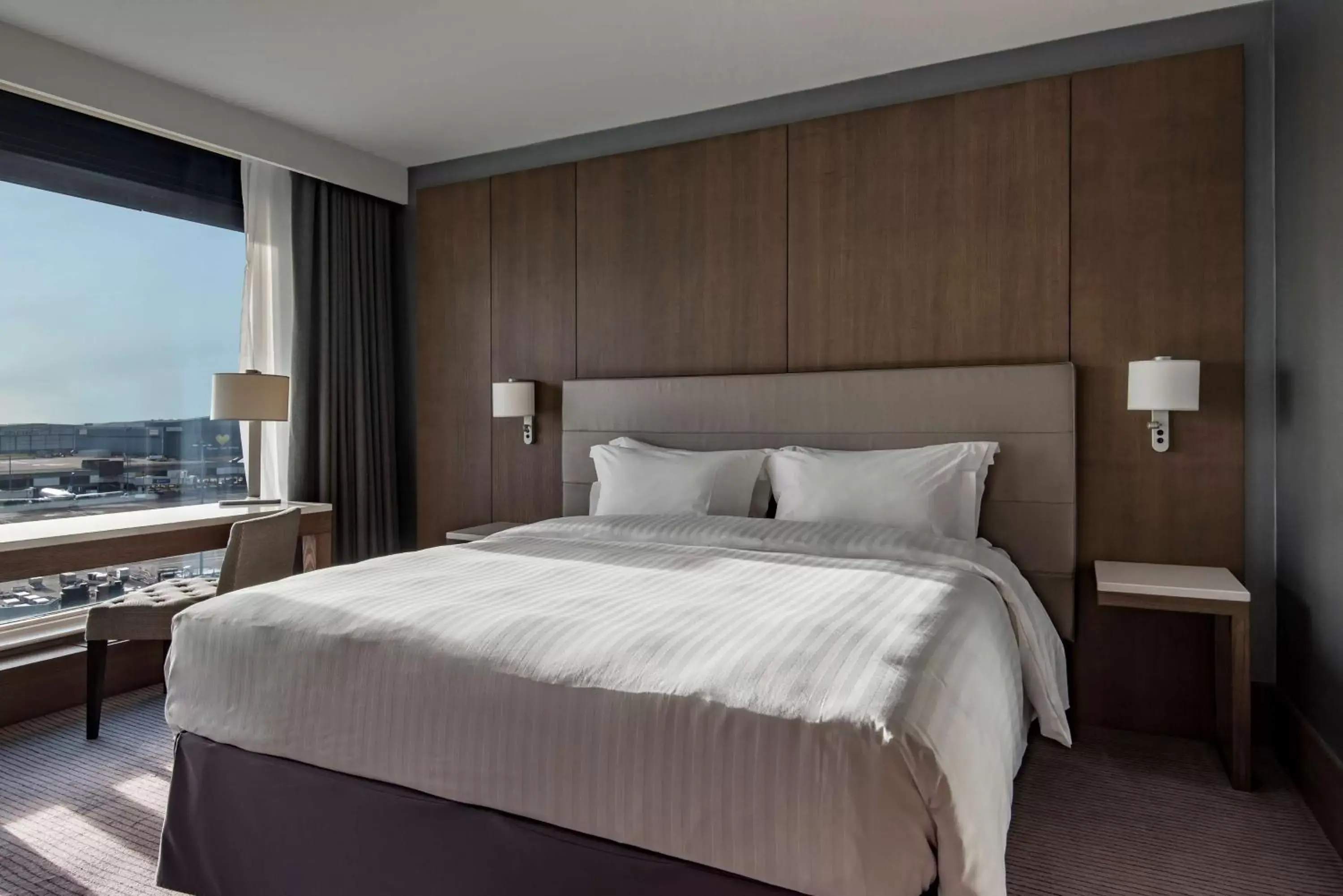 Bed in Radisson Blu Manchester Airport