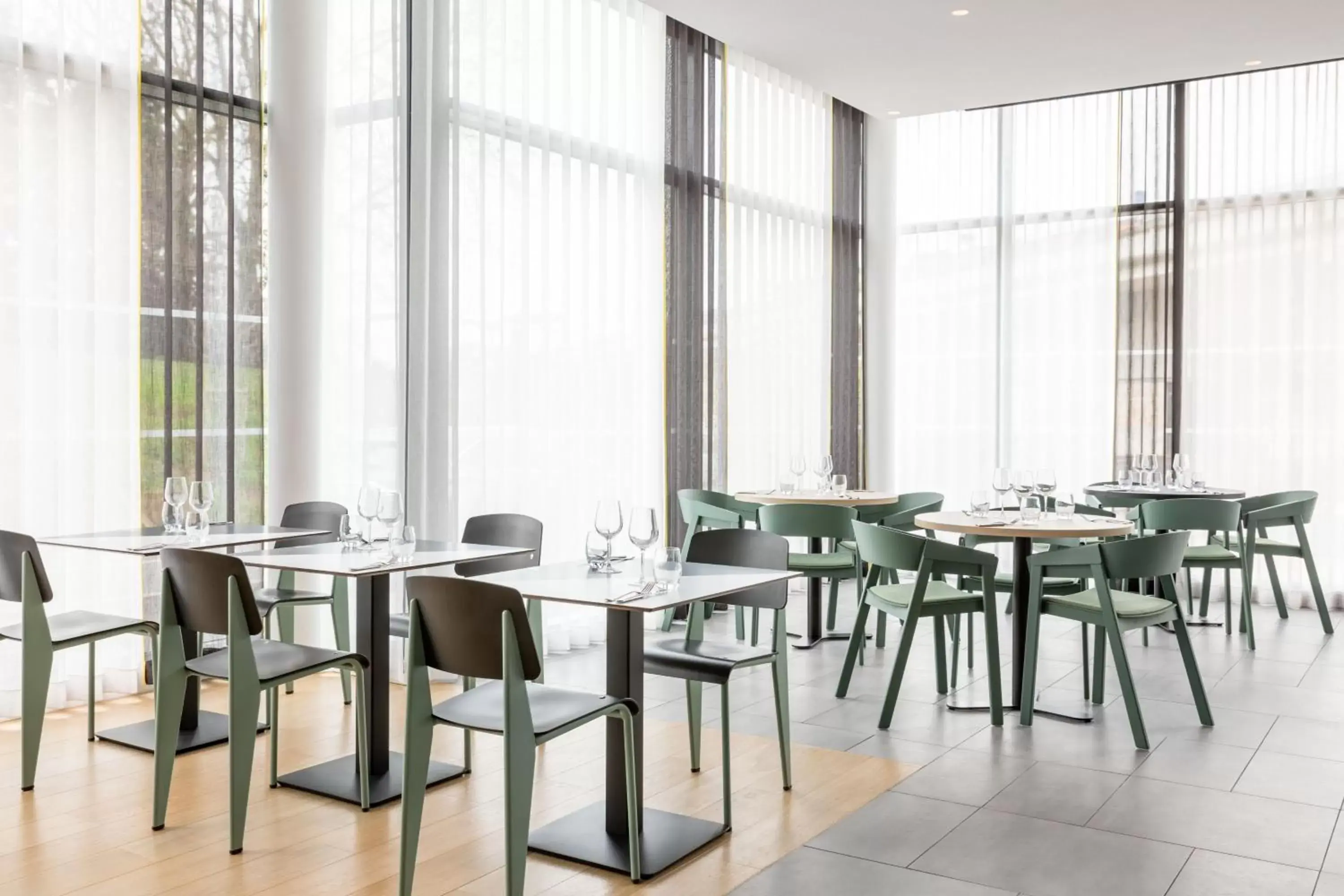 Restaurant/Places to Eat in Courtyard by Marriott Paris Creteil