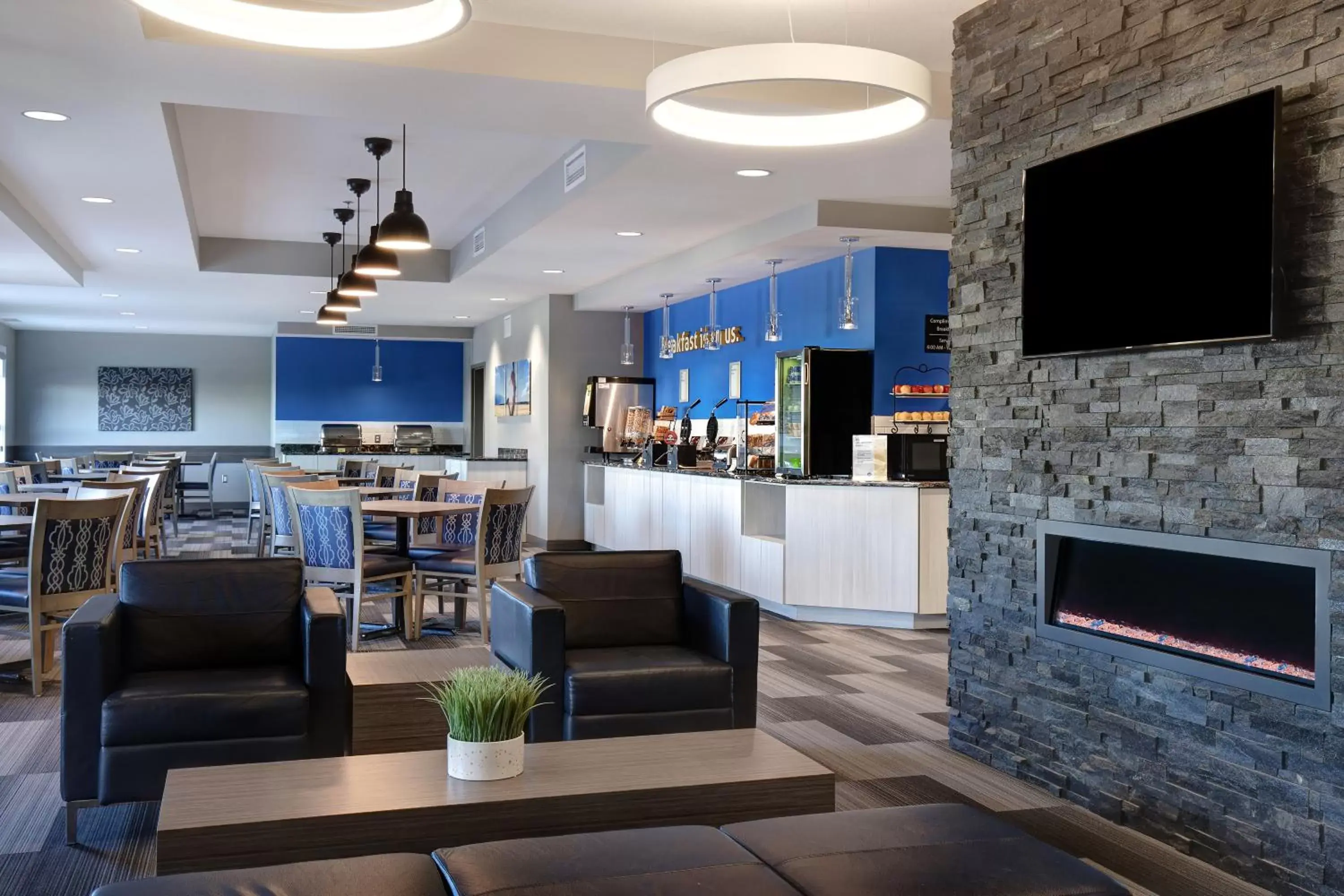 Seating area, Lounge/Bar in Days Inn & Suites by Wyndham Warman Legends Centre