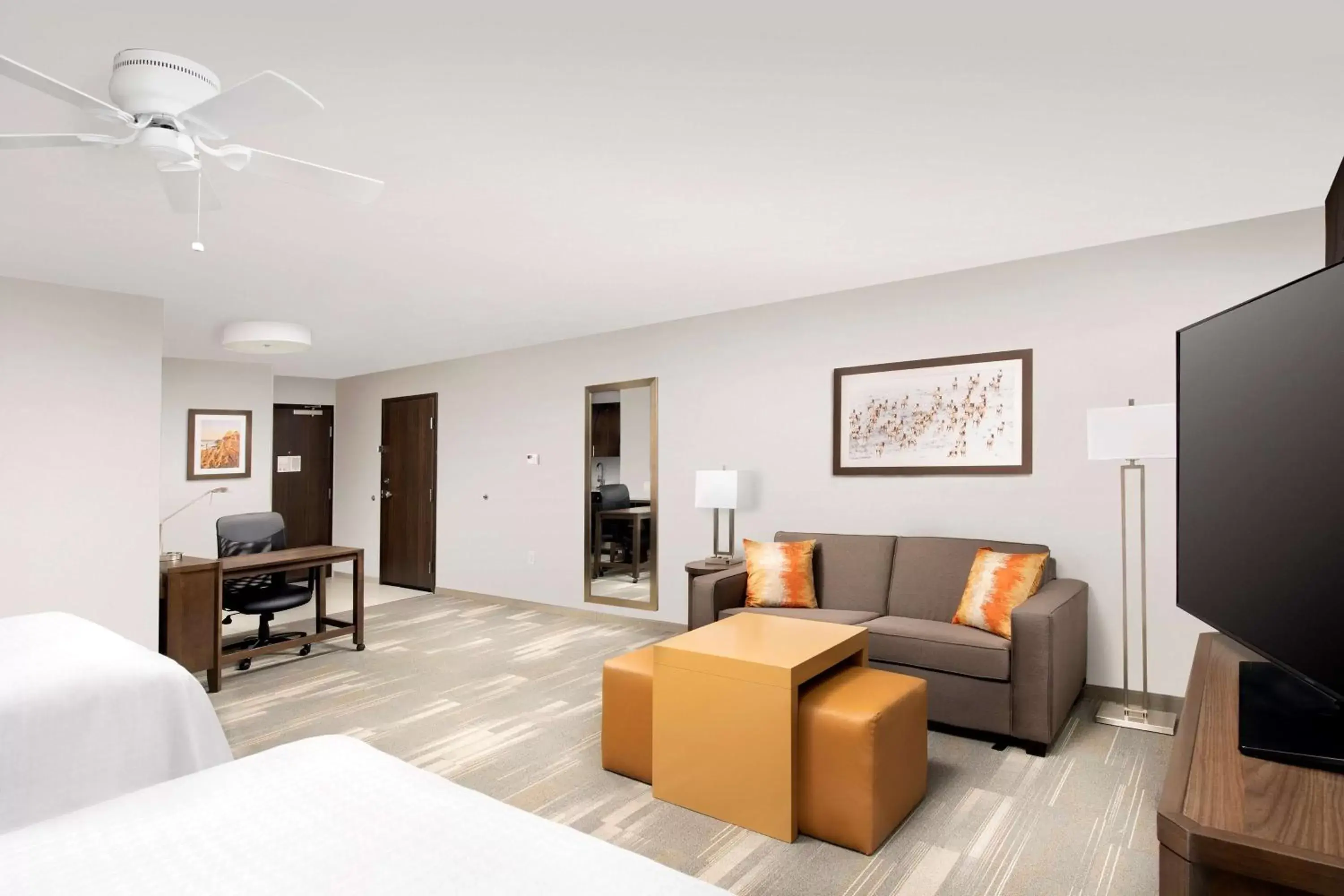 Bedroom, Seating Area in Homewood Suites By Hilton Kansas City Speedway