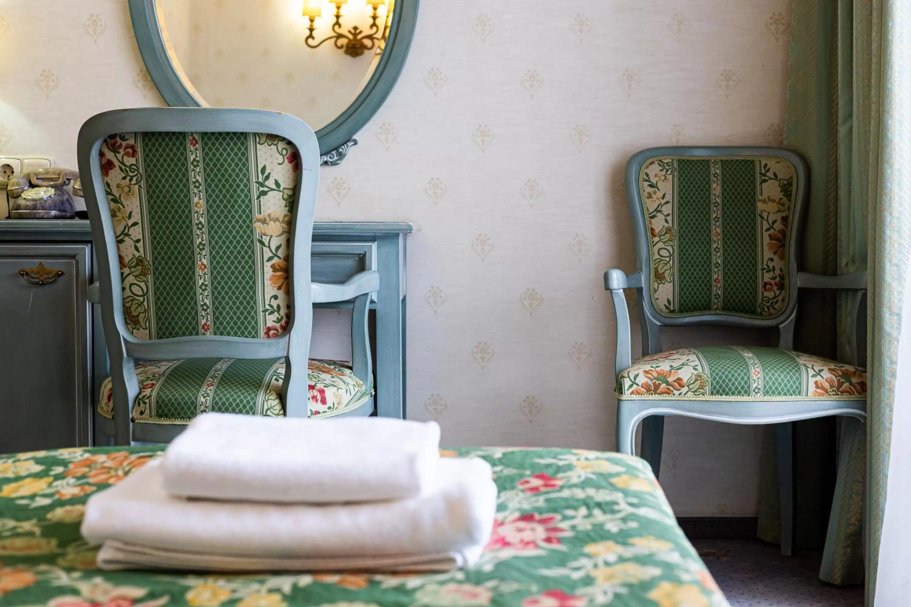 Decorative detail, Bed in Edelweiss