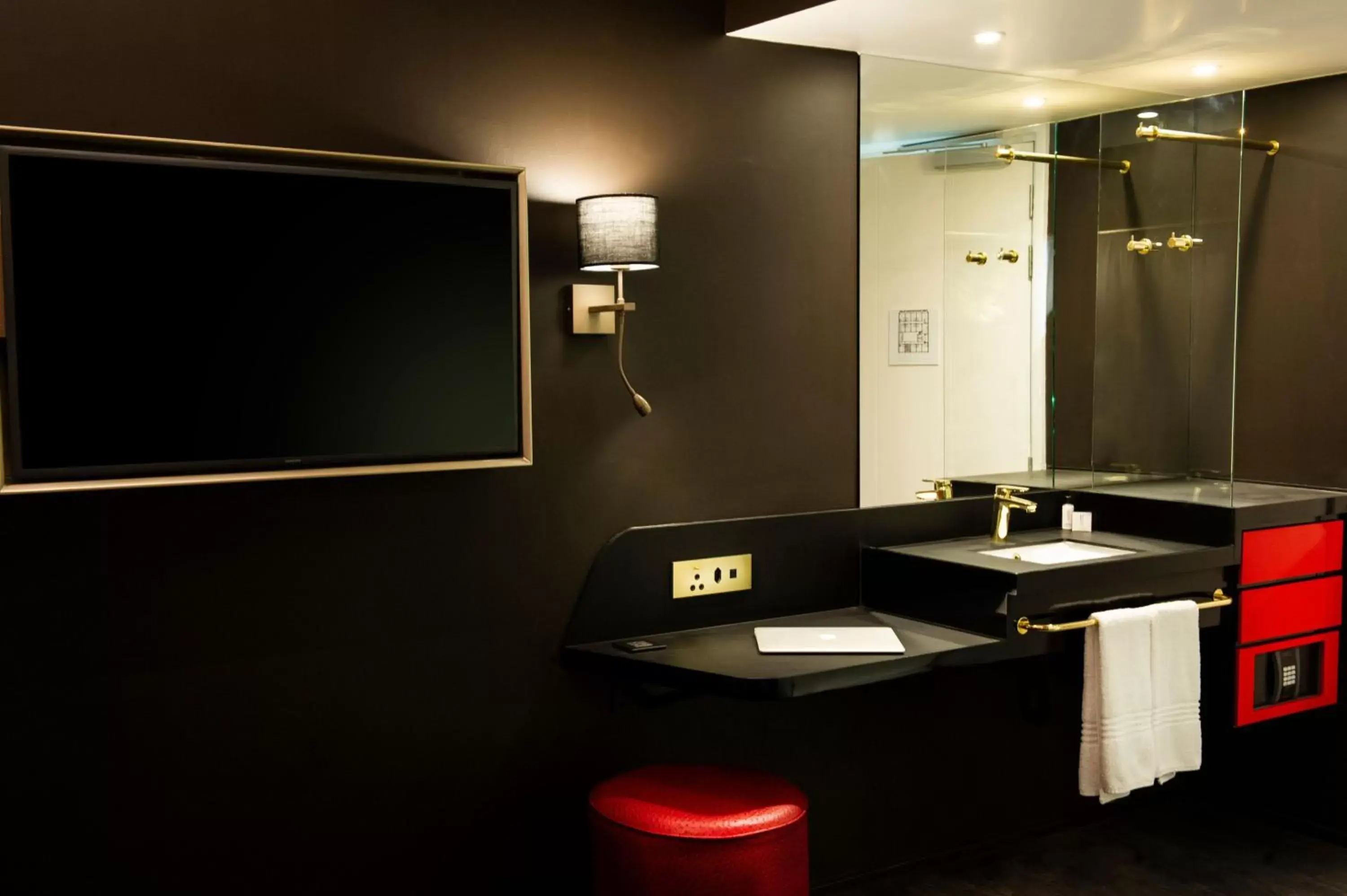 TV and multimedia, Bathroom in Signature Lux Hotel by ONOMO, Foreshore