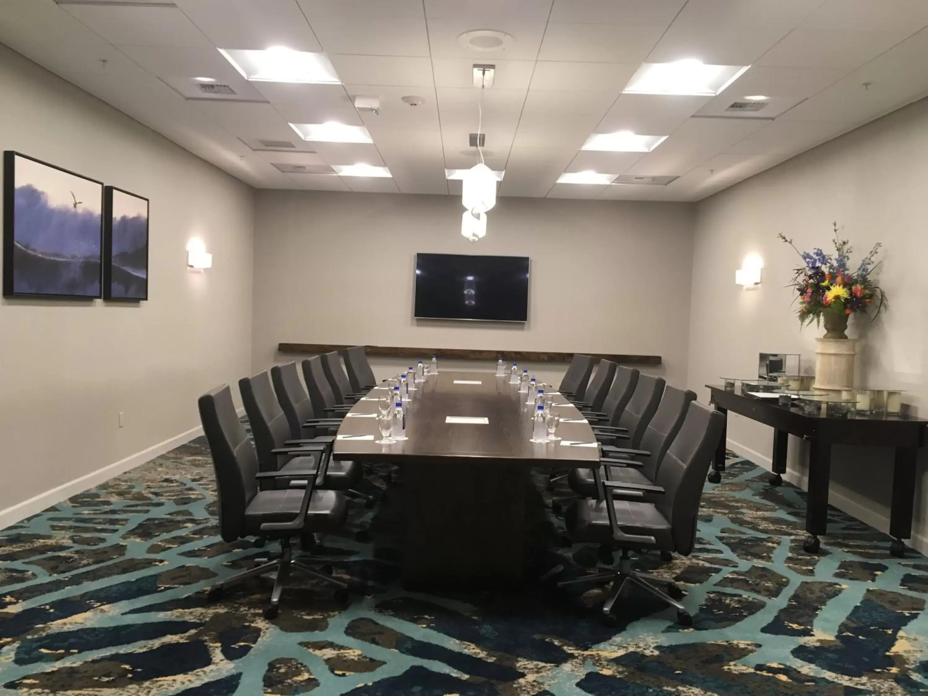 Meeting/conference room in Crowne Plaza Hotel Ventura Beach, an IHG Hotel