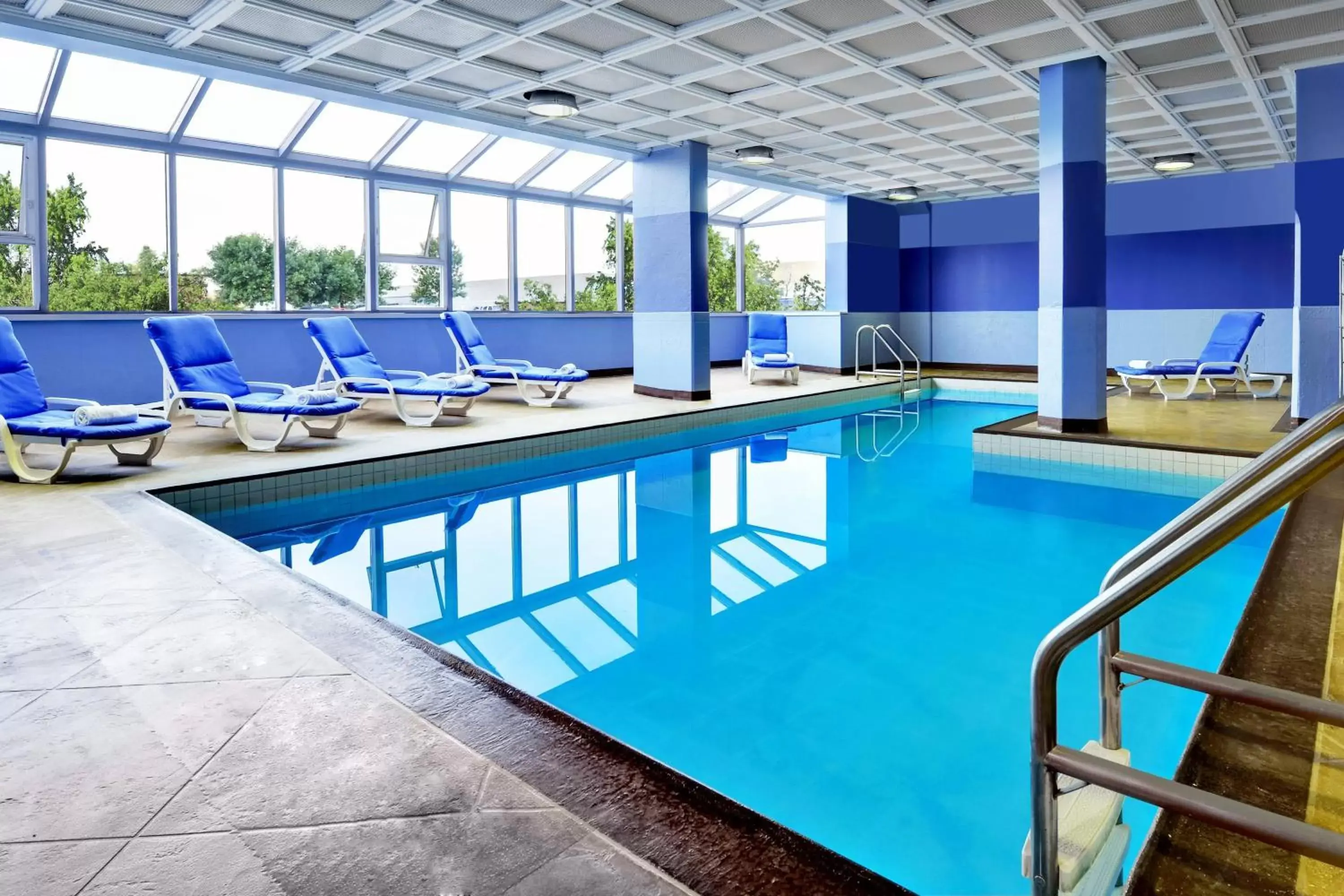 Swimming Pool in Four Points by Sheraton Toronto Mississauga