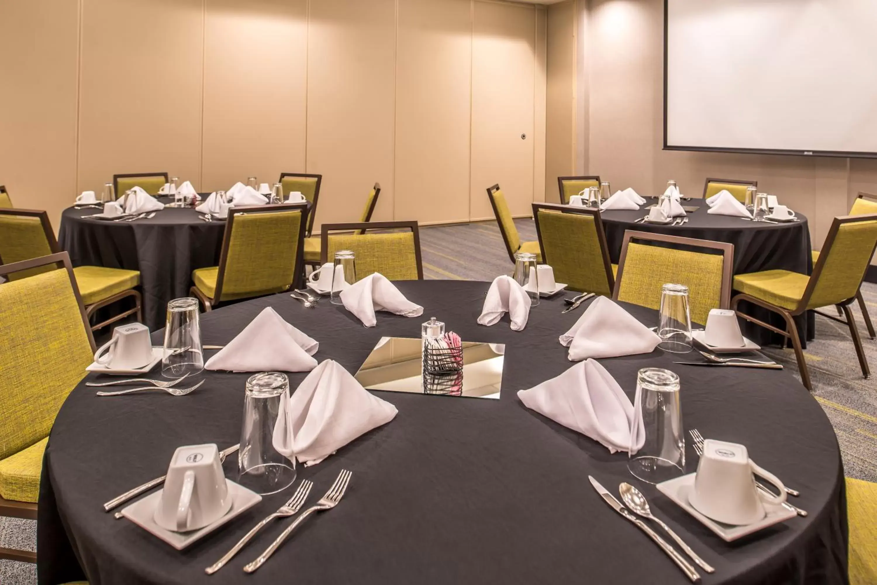 Banquet/Function facilities, Restaurant/Places to Eat in Holiday Inn Joplin, an IHG Hotel