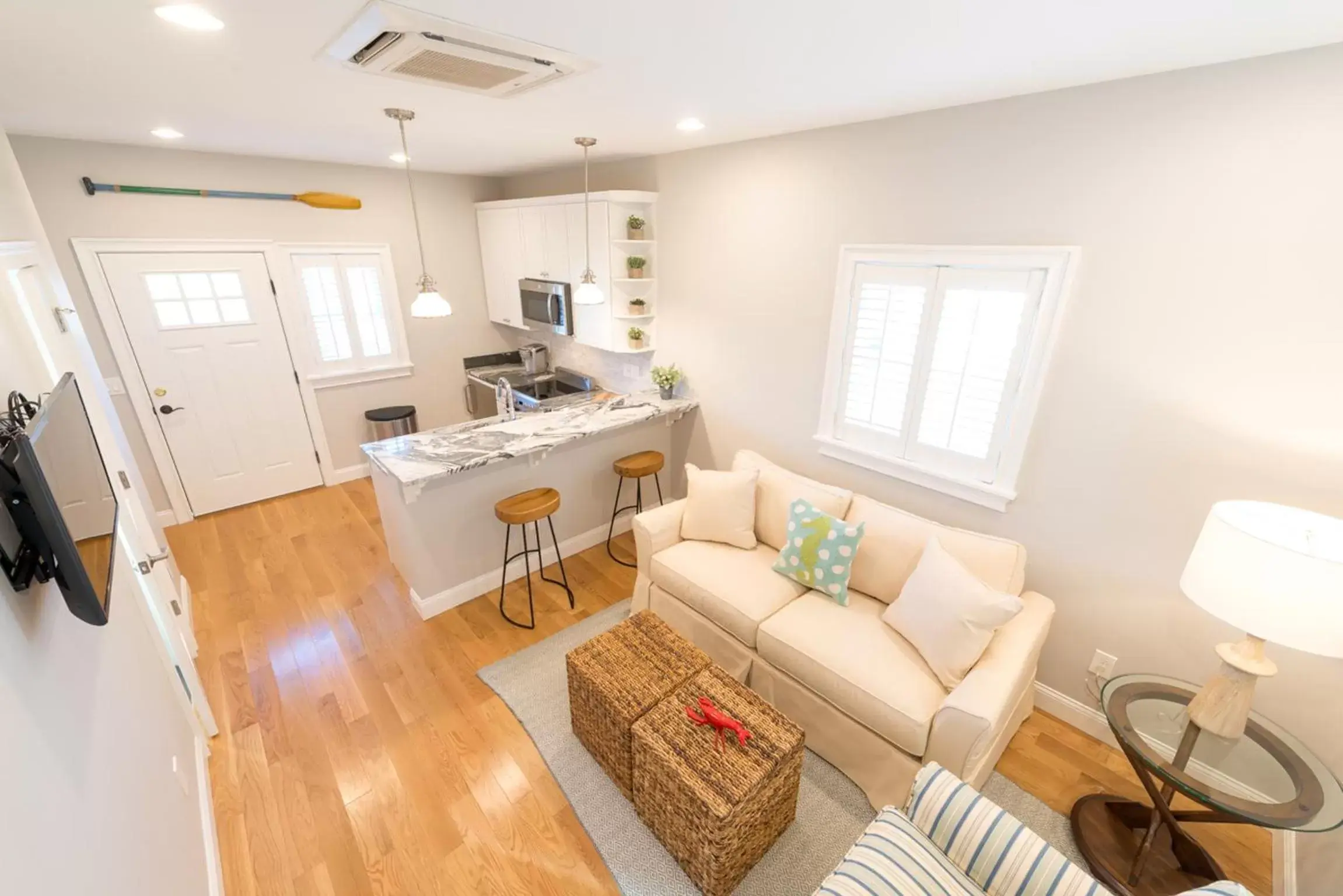 Kitchen or kitchenette, Seating Area in The East Island Reserve Hotel