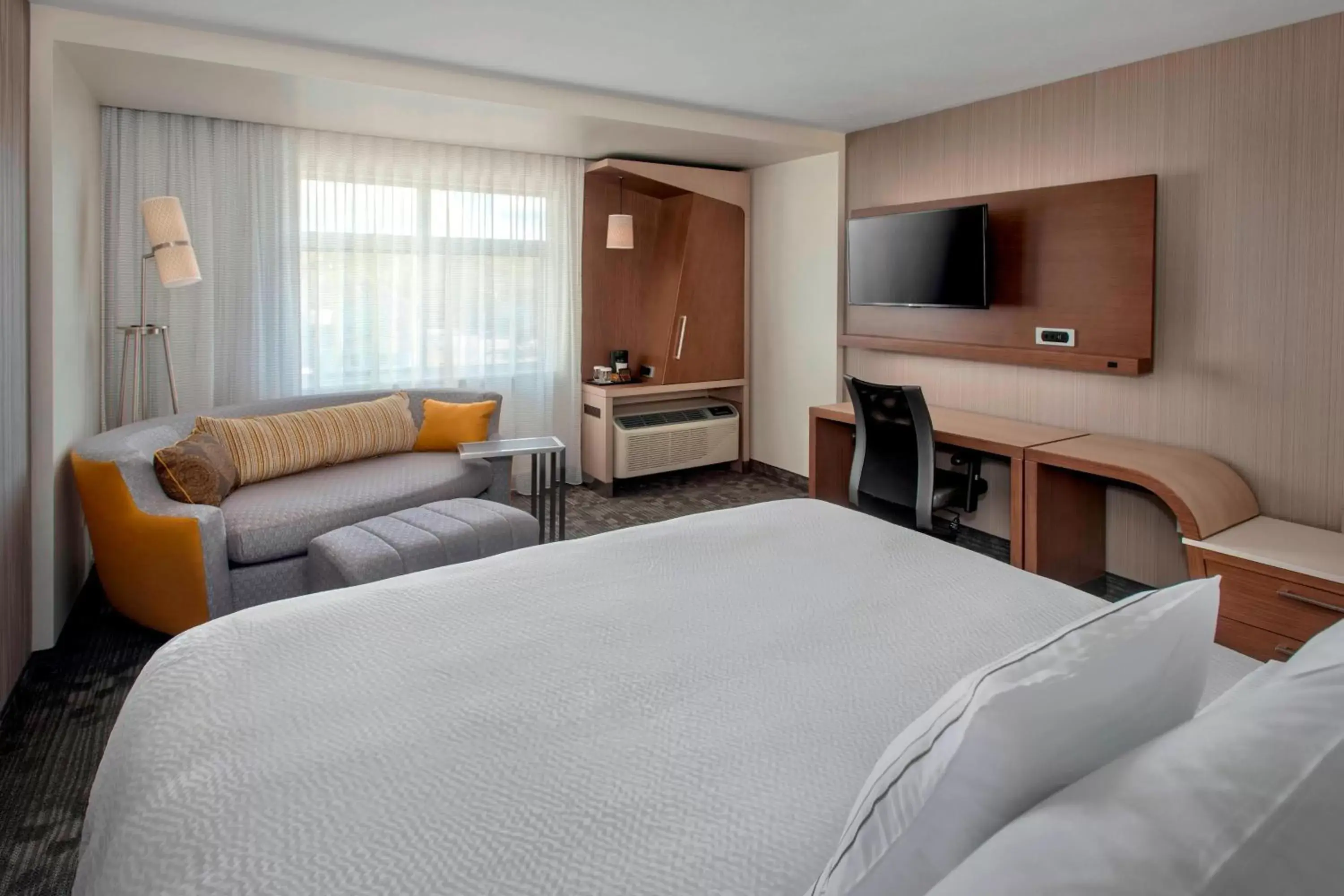 Living room, TV/Entertainment Center in Courtyard by Marriott Schenectady at Mohawk Harbor