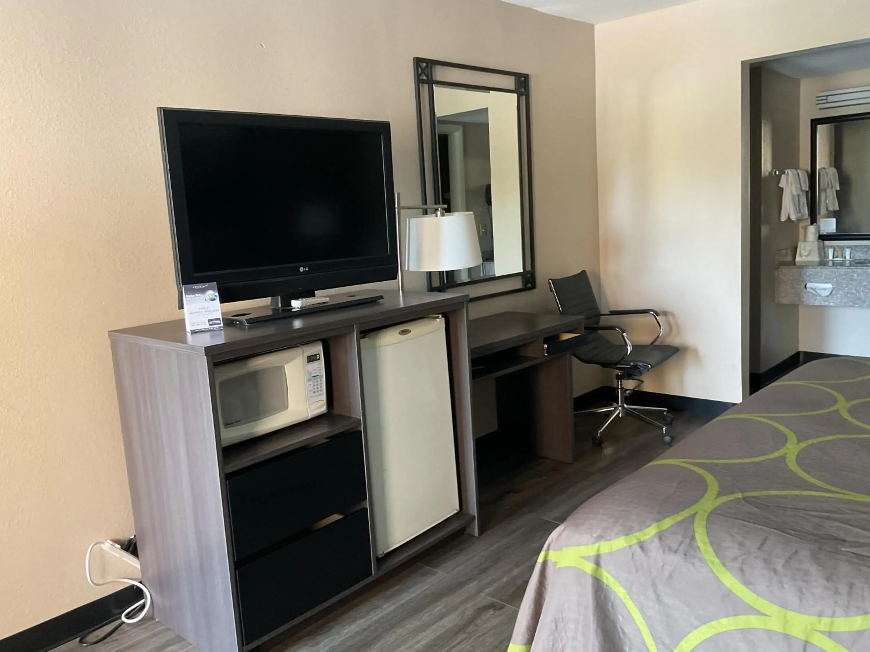 TV and multimedia, TV/Entertainment Center in Super 8 by Wyndham Chattanooga/East Ridge