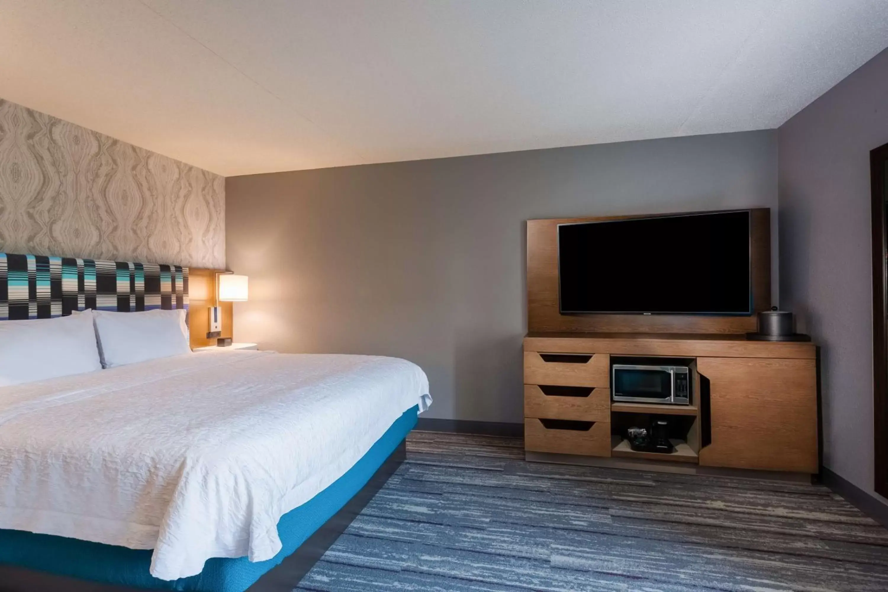 Bed in Hampton Inn & Suites Herndon-Reston