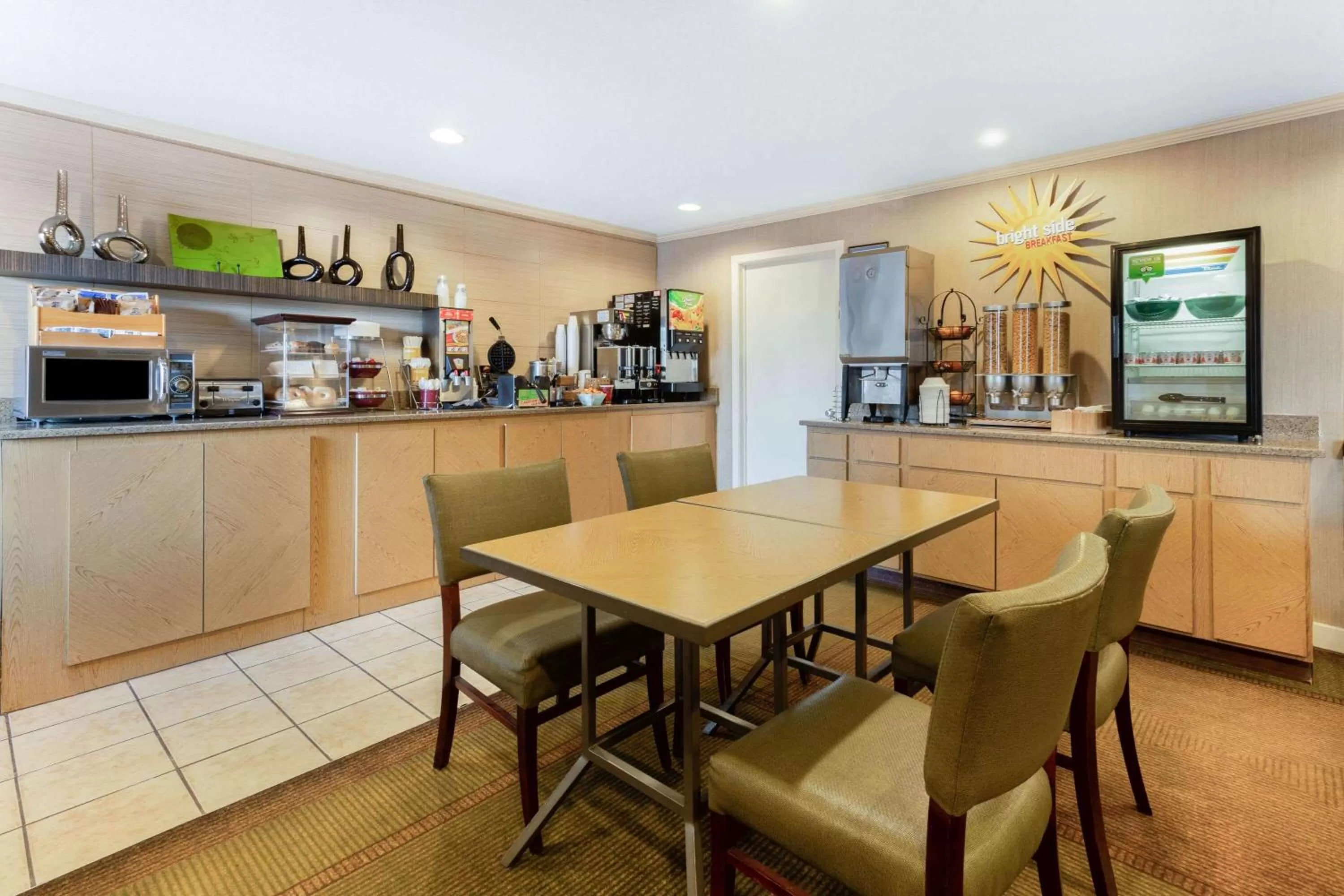 Restaurant/places to eat in La Quinta Inn by Wyndham Chicago Willowbrook