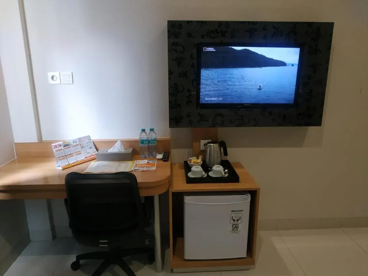 Coffee/tea facilities, TV/Entertainment Center in Choice City Hotel