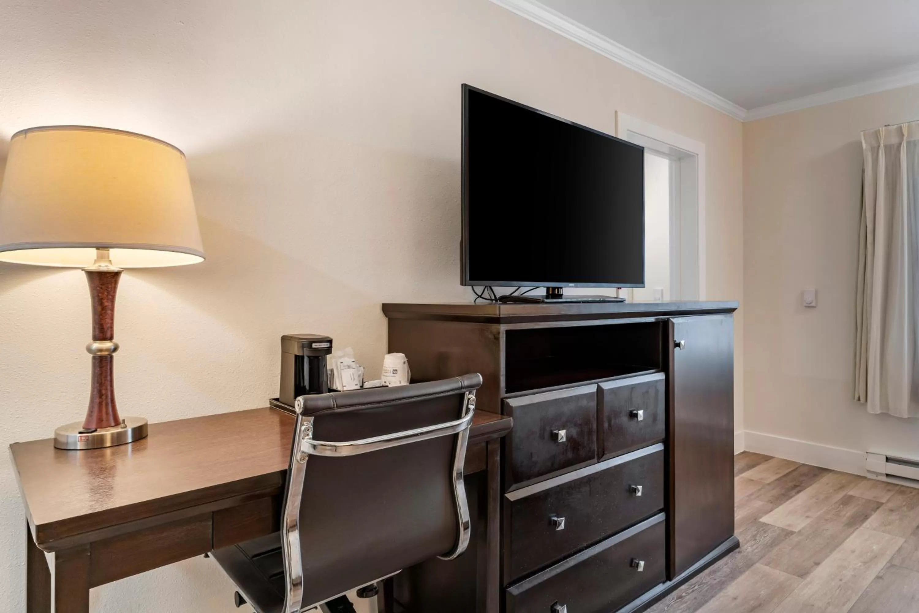 TV and multimedia in Best Western Carmel's Town House Lodge
