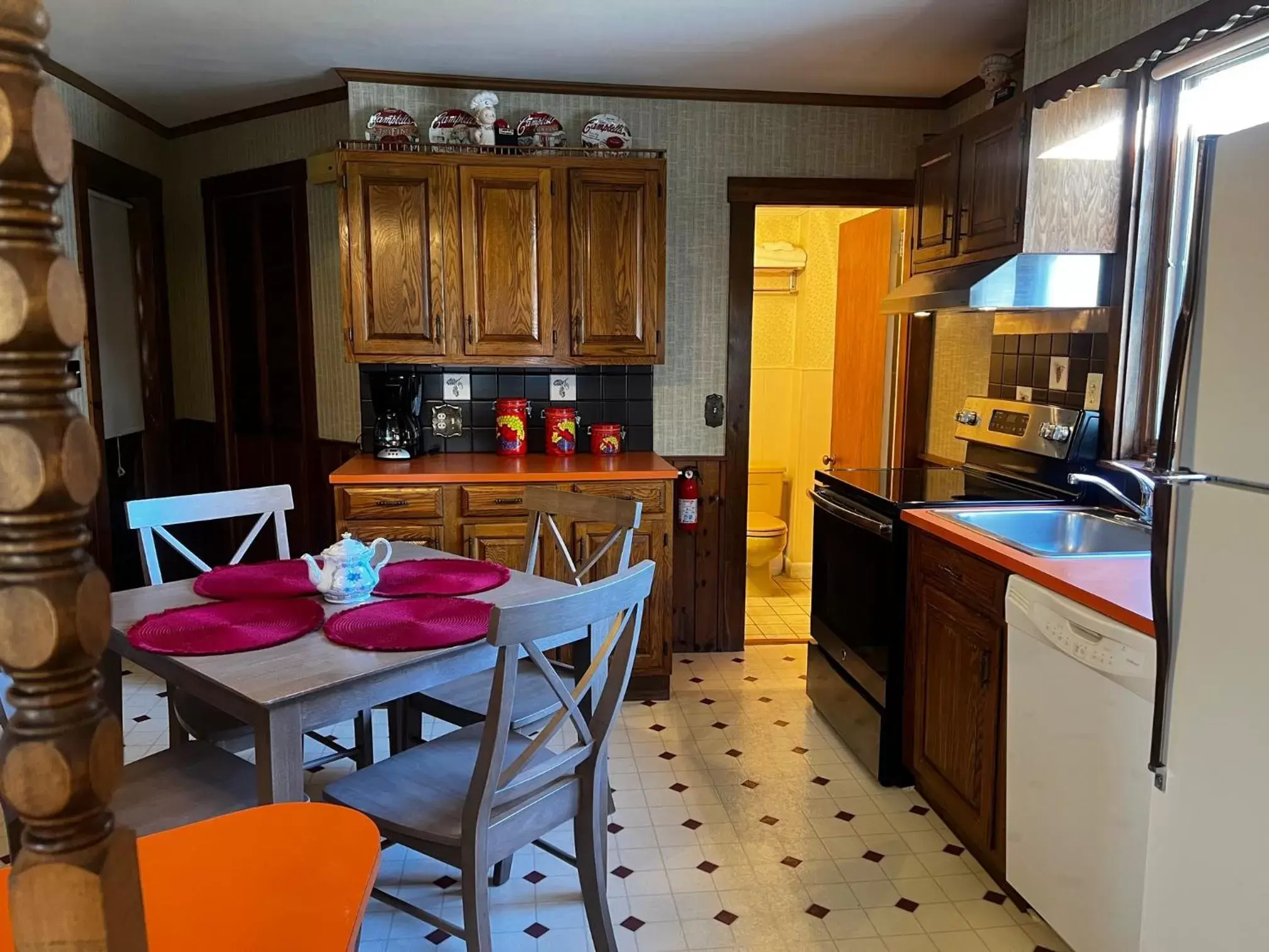 Kitchen/Kitchenette in Claddagh Motel & Suites