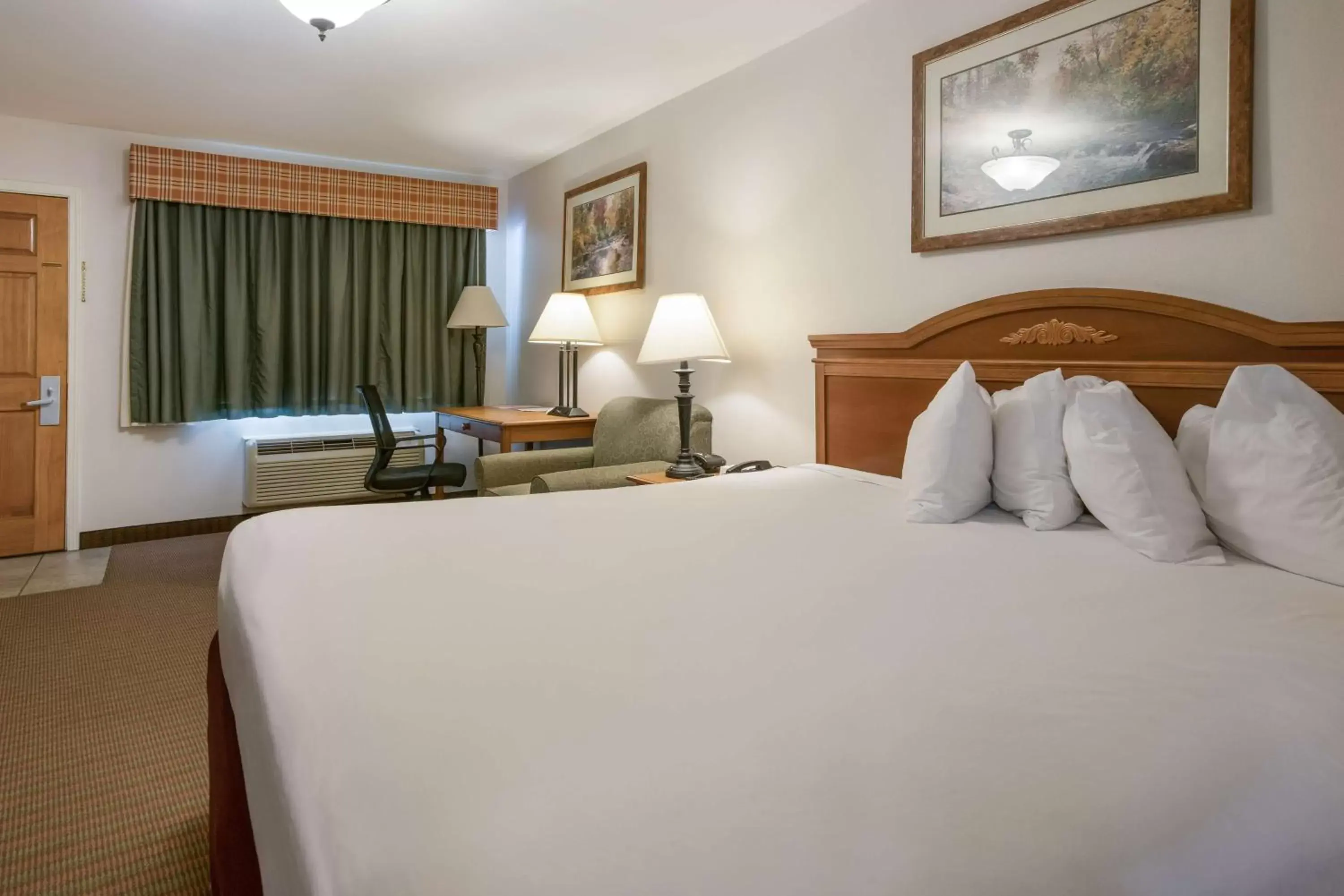 Bedroom, Bed in SureStay Hotel by Best Western Leesville