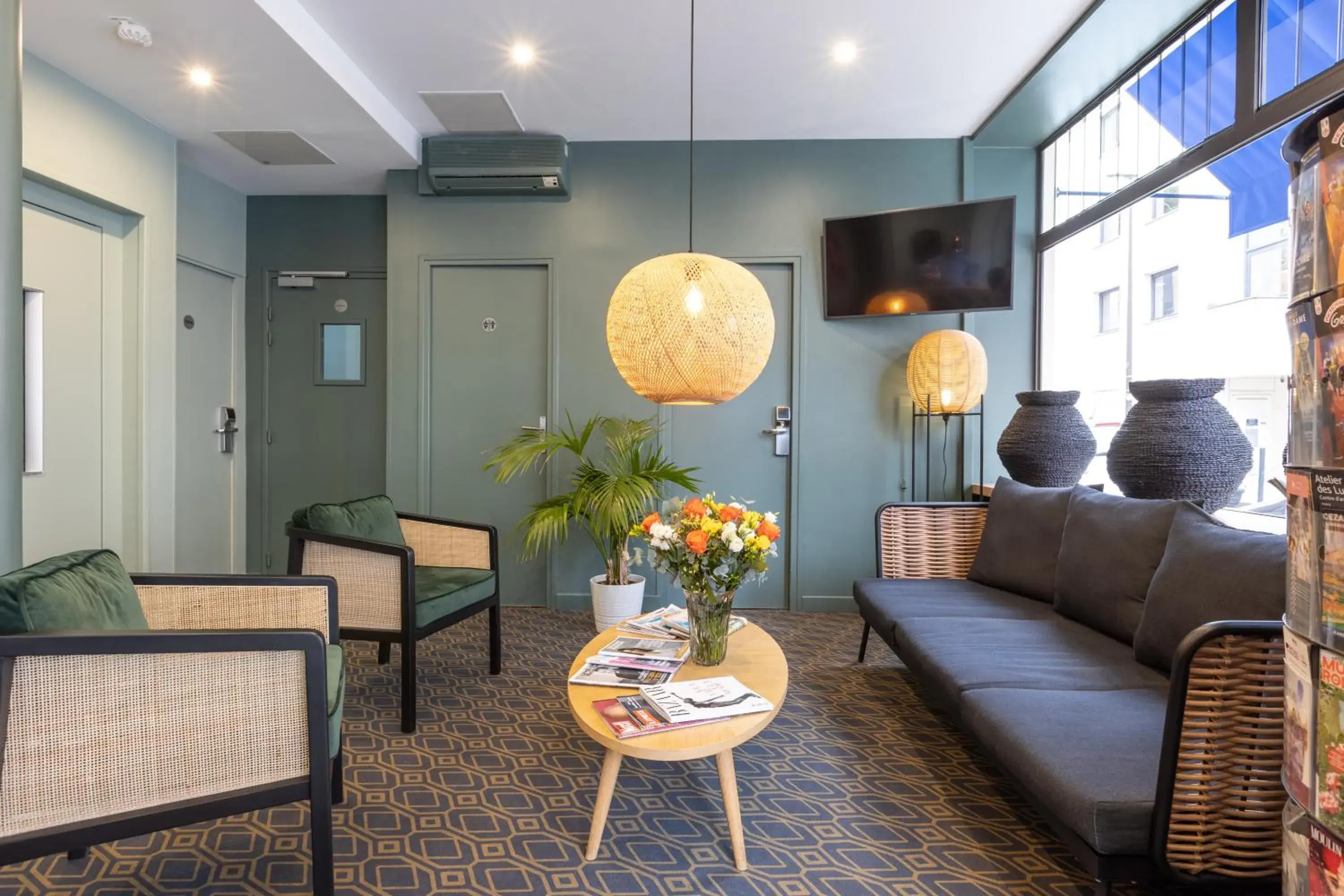 Communal lounge/ TV room, Seating Area in Hotel De Paris