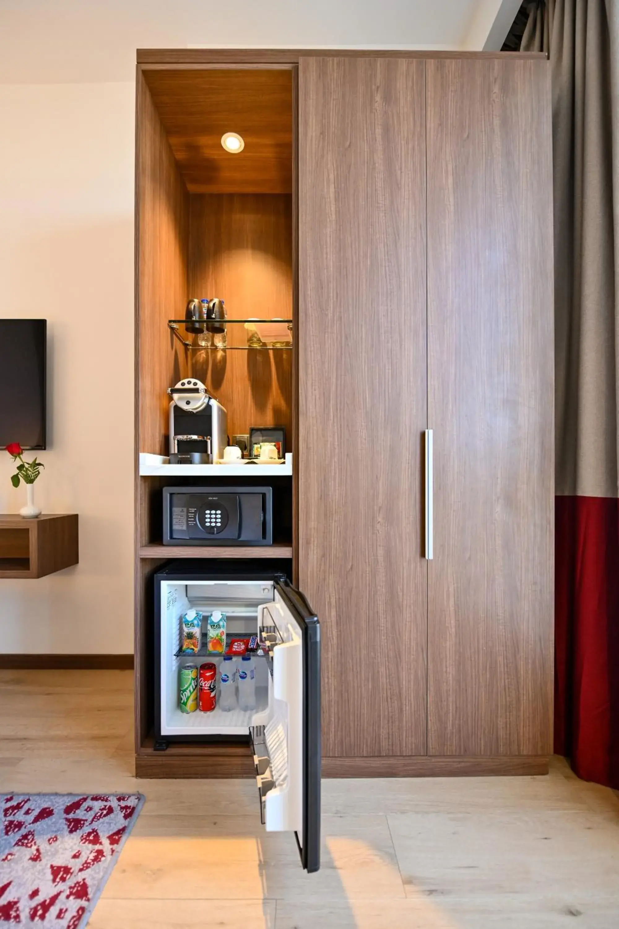 oven, TV/Entertainment Center in Comfort Hotel Jeddah King Road