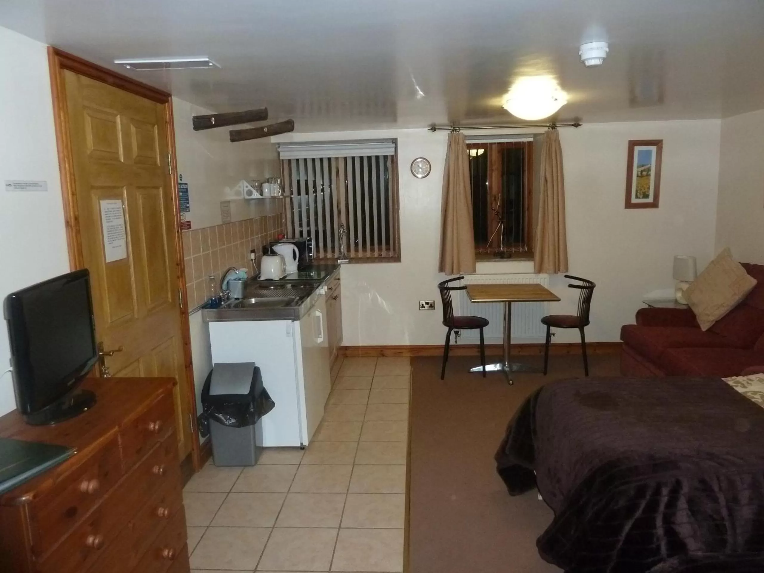 Kitchen or kitchenette, Bed in Oakenholt Farm Bed and Breakfast