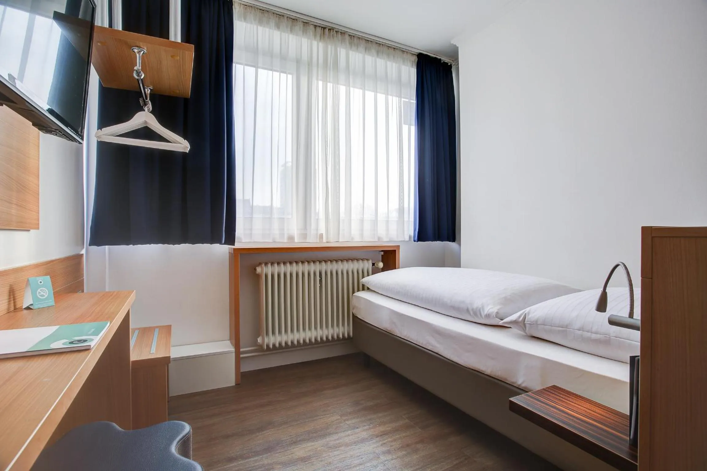 Photo of the whole room, Bed in Hotel Keese Hamburg
