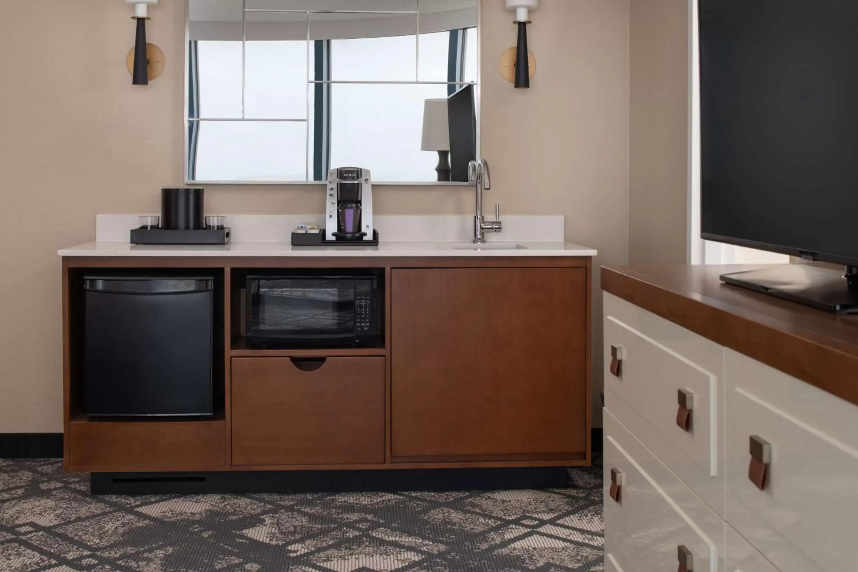 Photo of the whole room, Kitchen/Kitchenette in Embassy Suites San Francisco Airport - South San Francisco