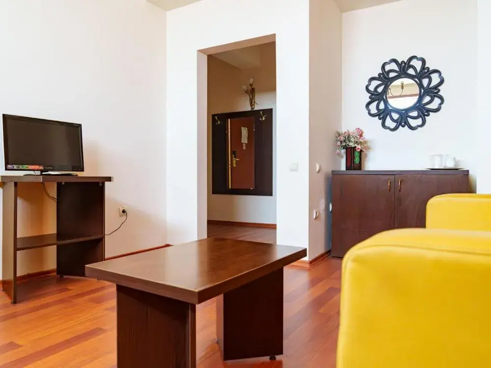 TV and multimedia, TV/Entertainment Center in Guci Hotel