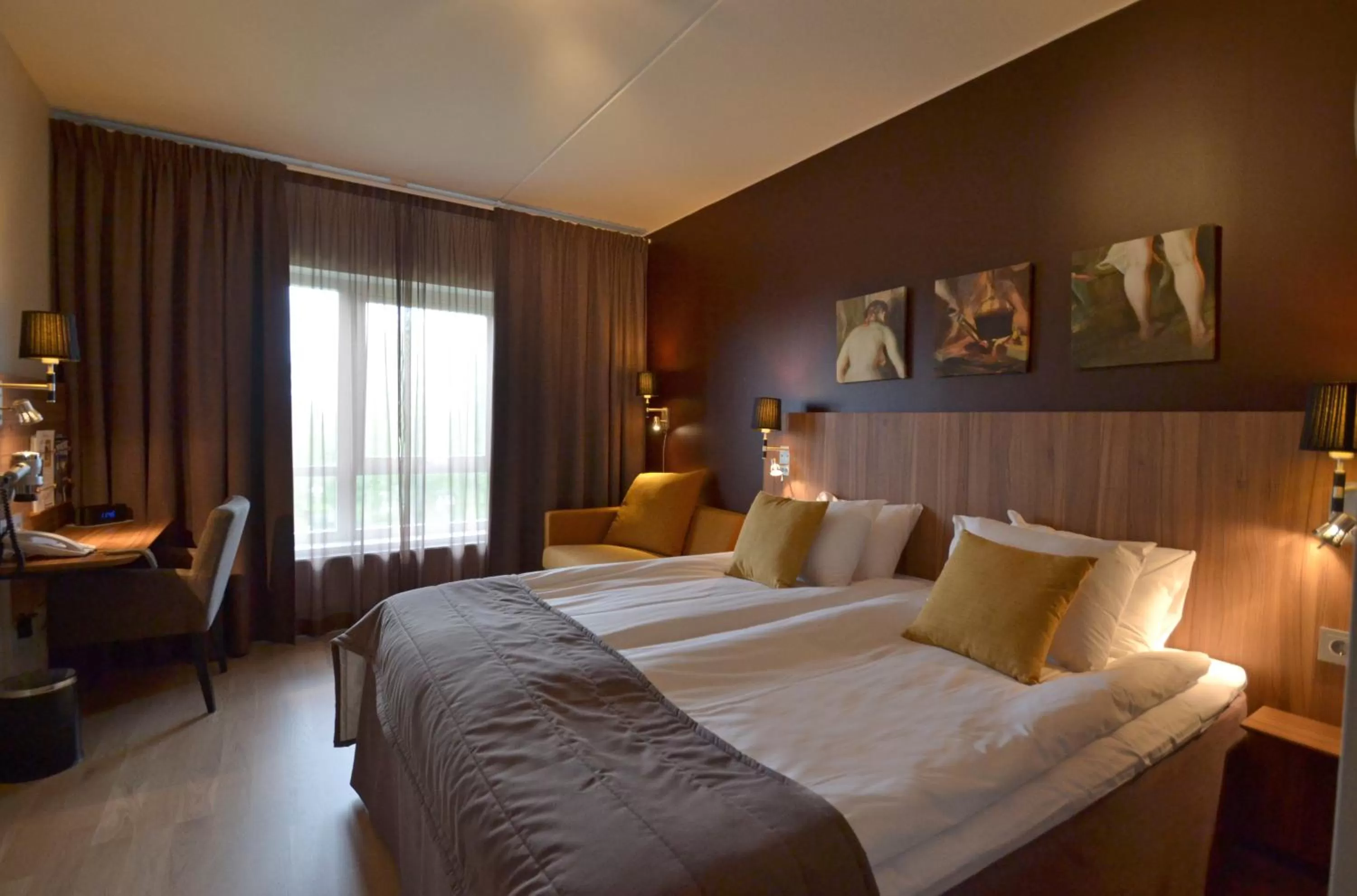 Photo of the whole room, Bed in Skara Konsthotell