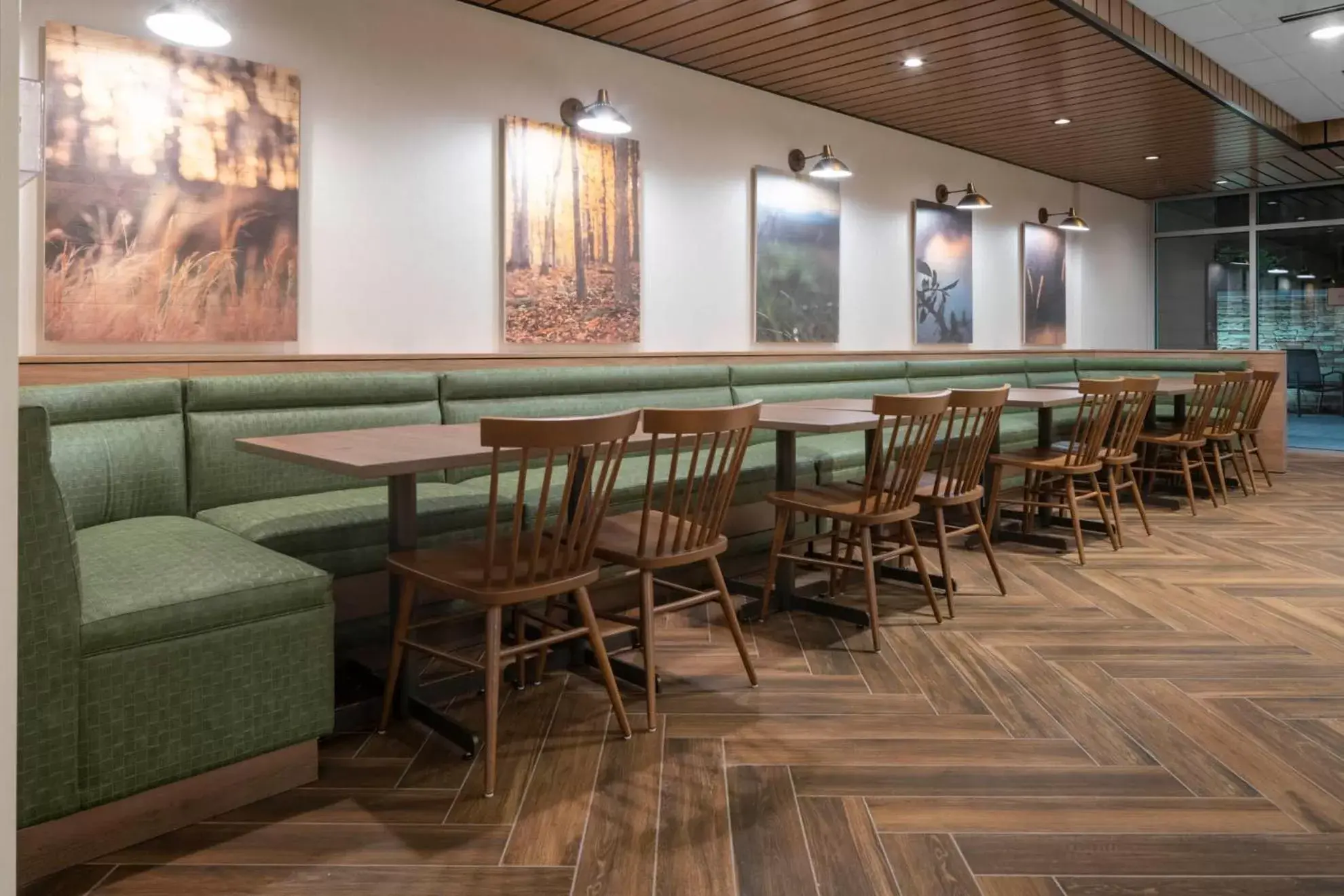 Breakfast, Lounge/Bar in Fairfield by Marriott Inn & Suites Dallas DFW Airport North, Irving