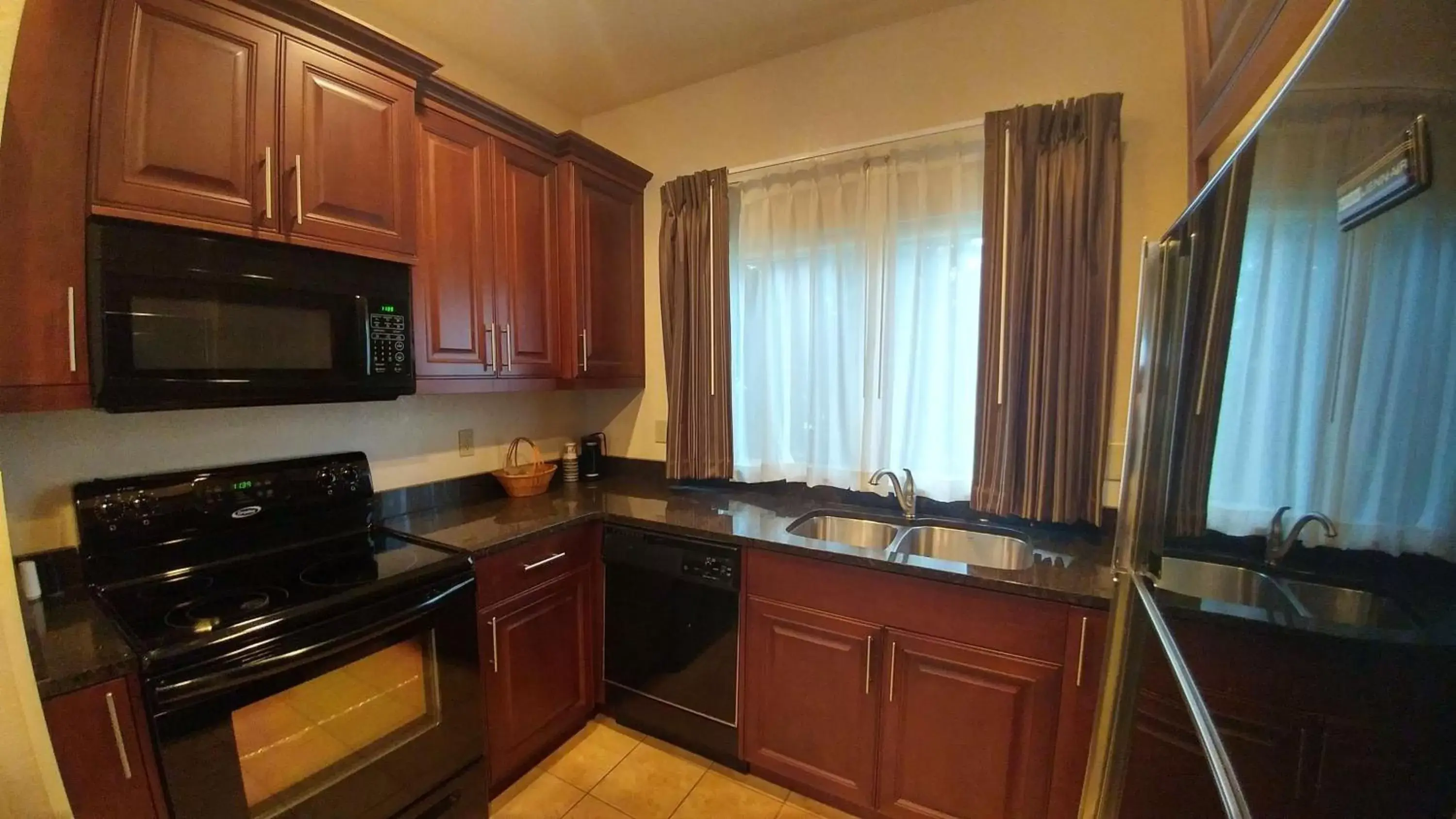 Photo of the whole room, Kitchen/Kitchenette in Best Western Salbasgeon Inn & Suites