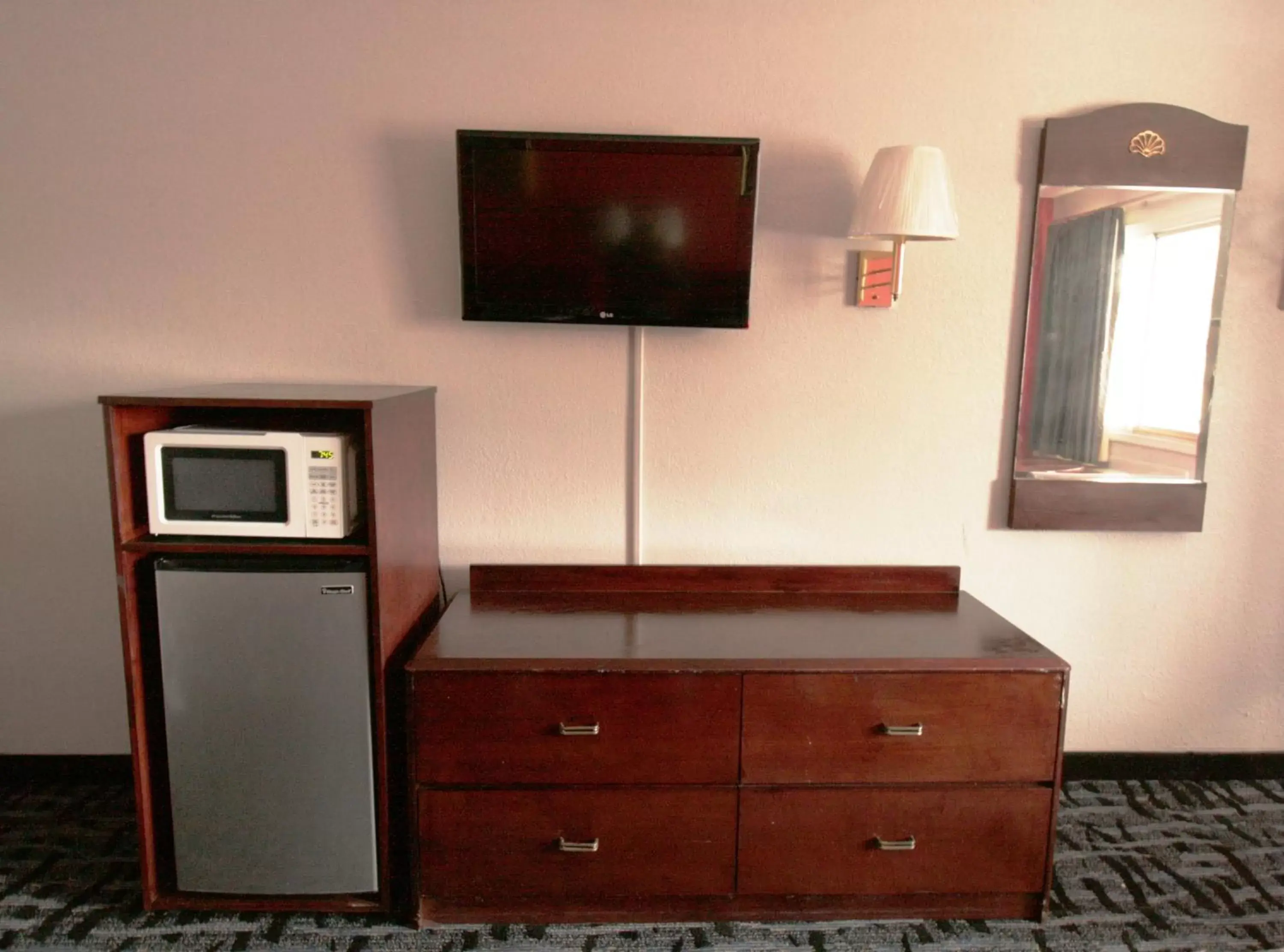 TV/Entertainment Center in Economy Inn