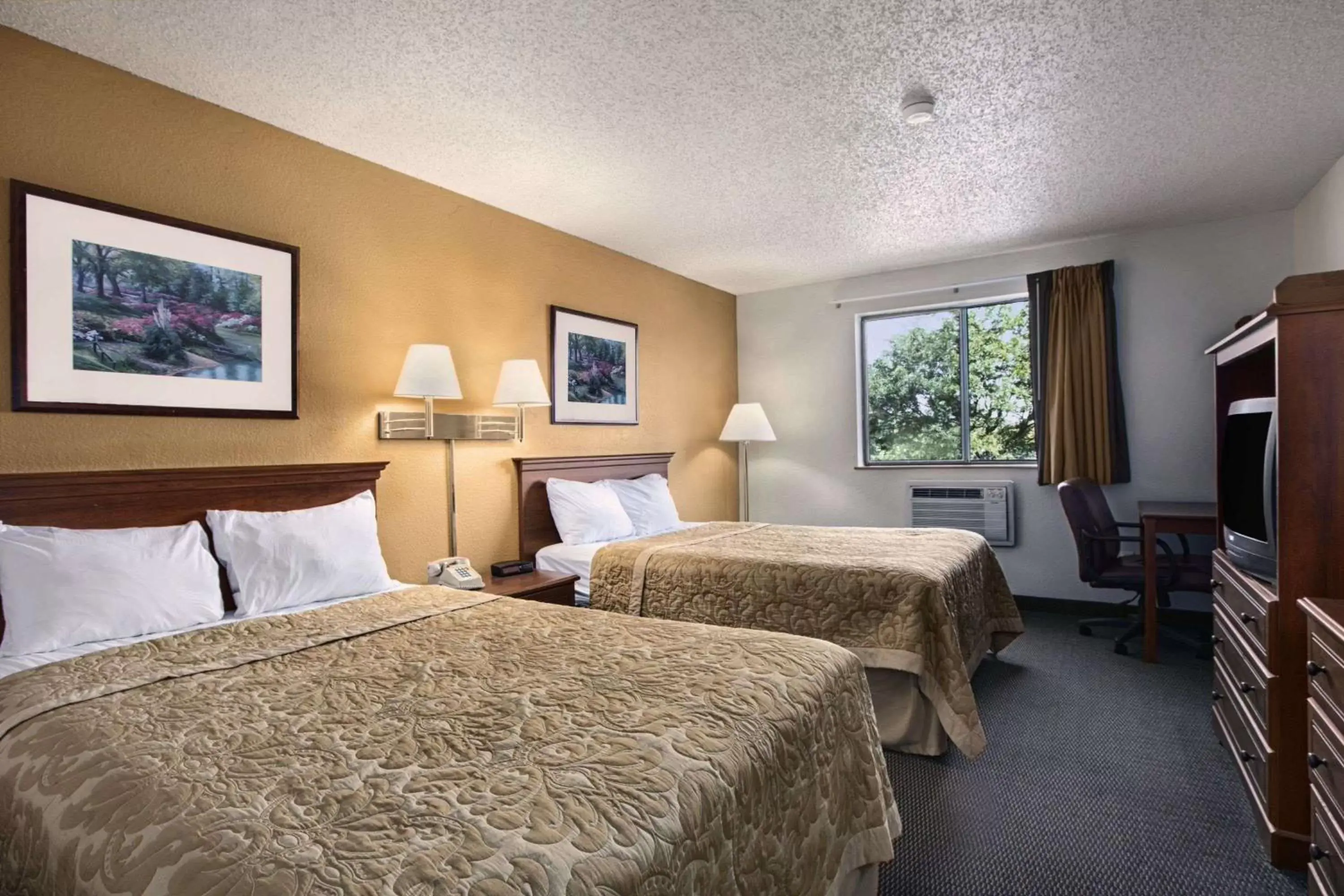 Photo of the whole room, Bed in Super 8 by Wyndham Canton/Livonia Area