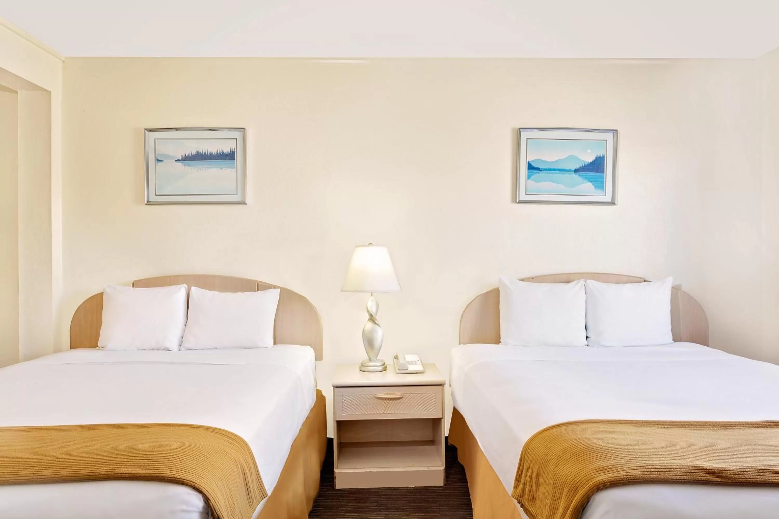 Bedroom, Bed in Knights Inn Page