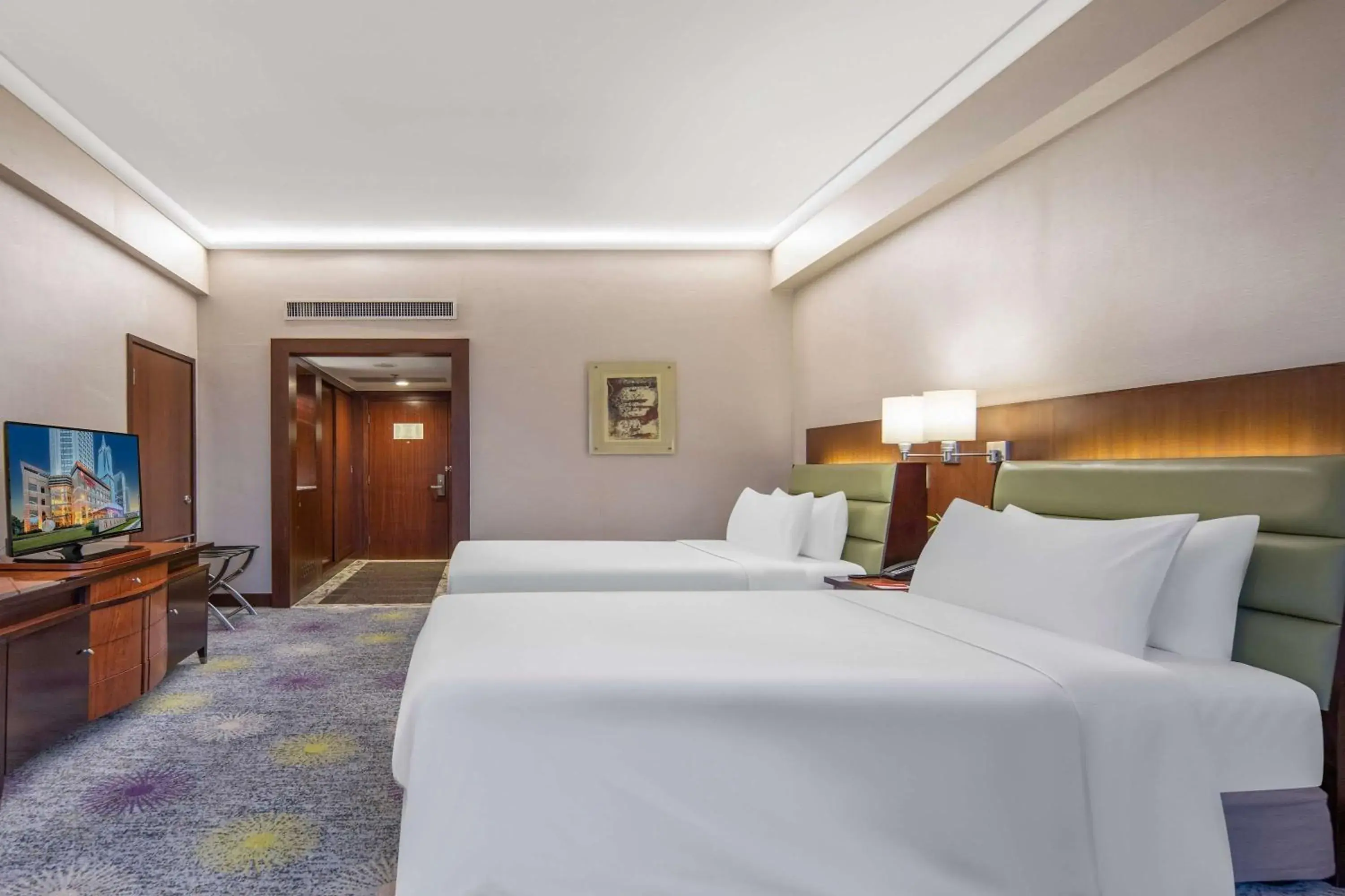 Photo of the whole room, Bed in Ramada Plaza Hotel Pudong