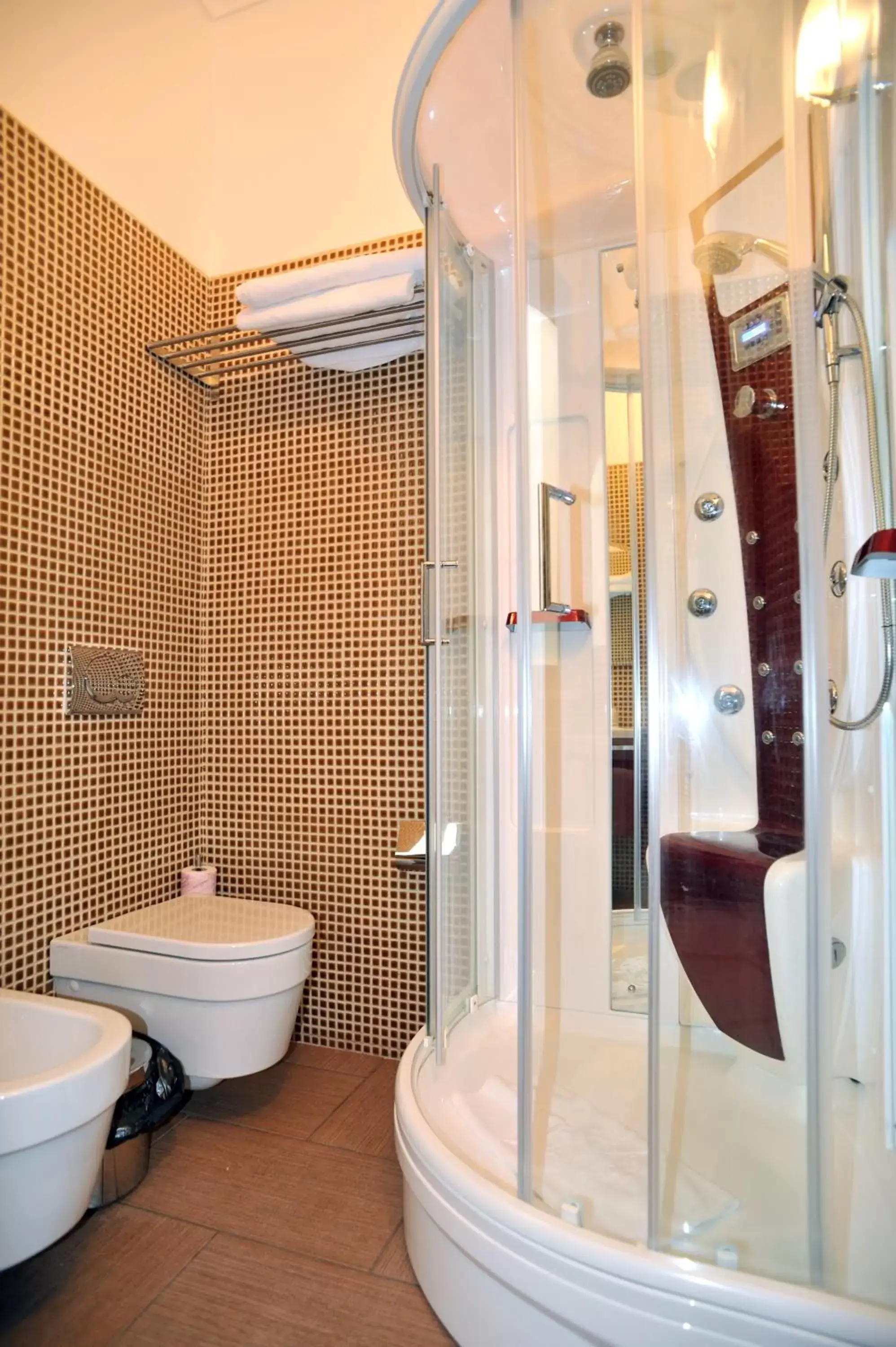 Shower, Bathroom in Hotel Flora