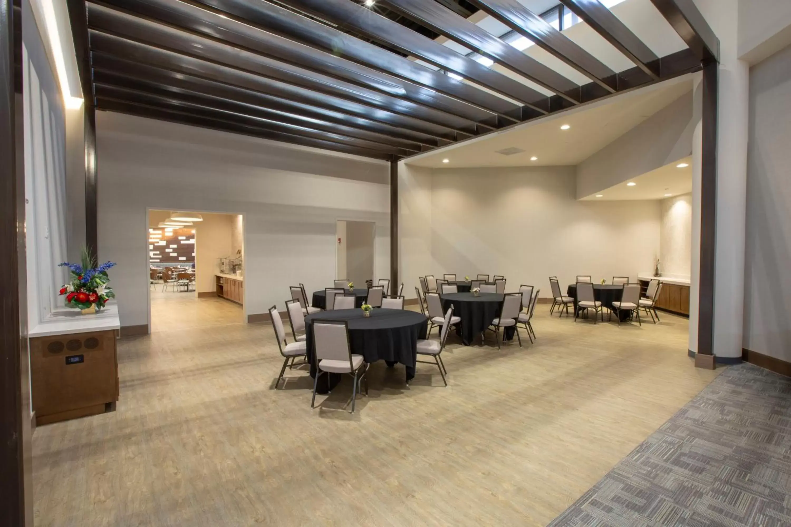 Meeting/conference room, Restaurant/Places to Eat in Holiday Inn Orlando International Airport, an IHG Hotel