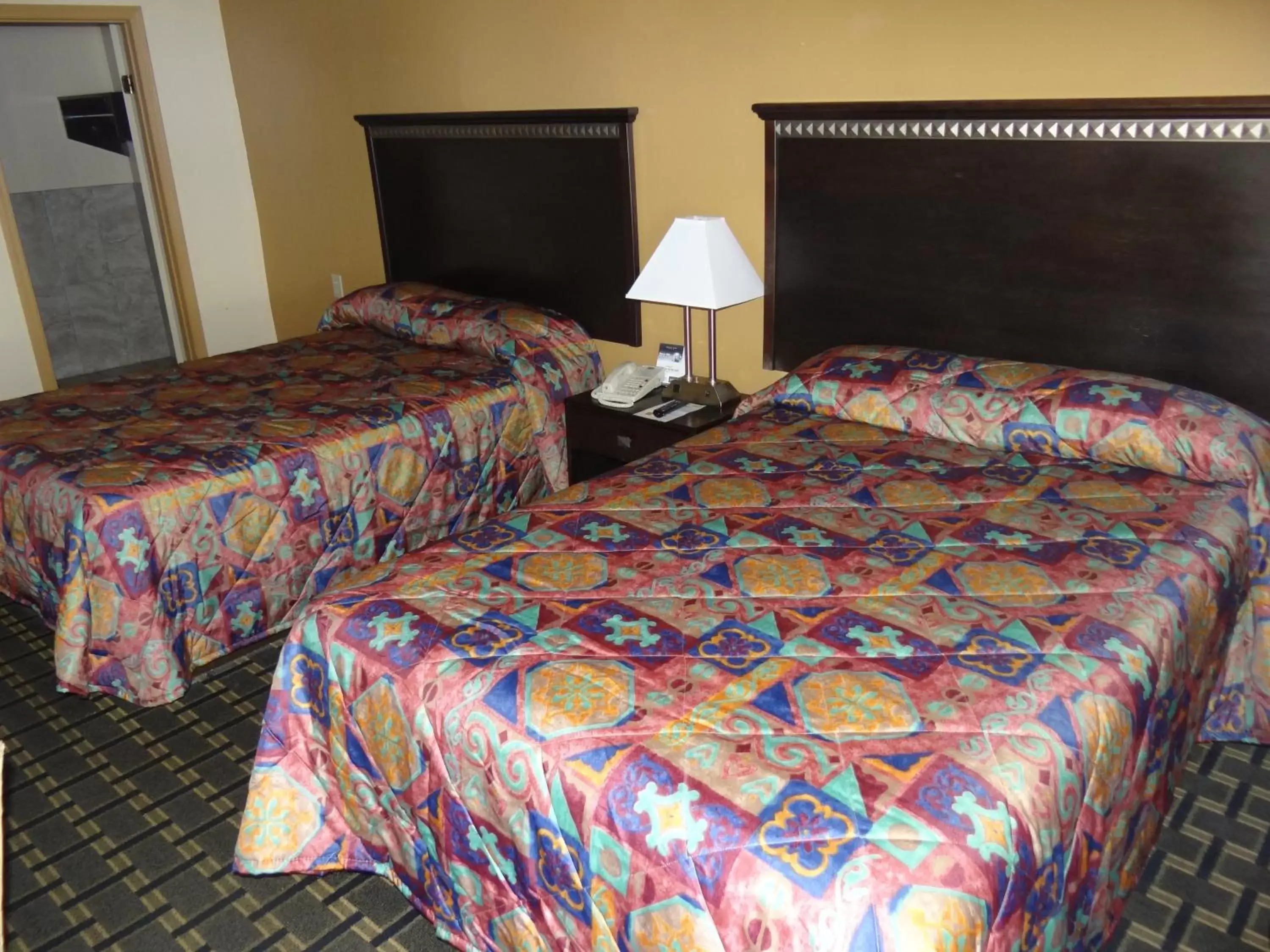 Photo of the whole room, Bed in Budget Inn Columbus