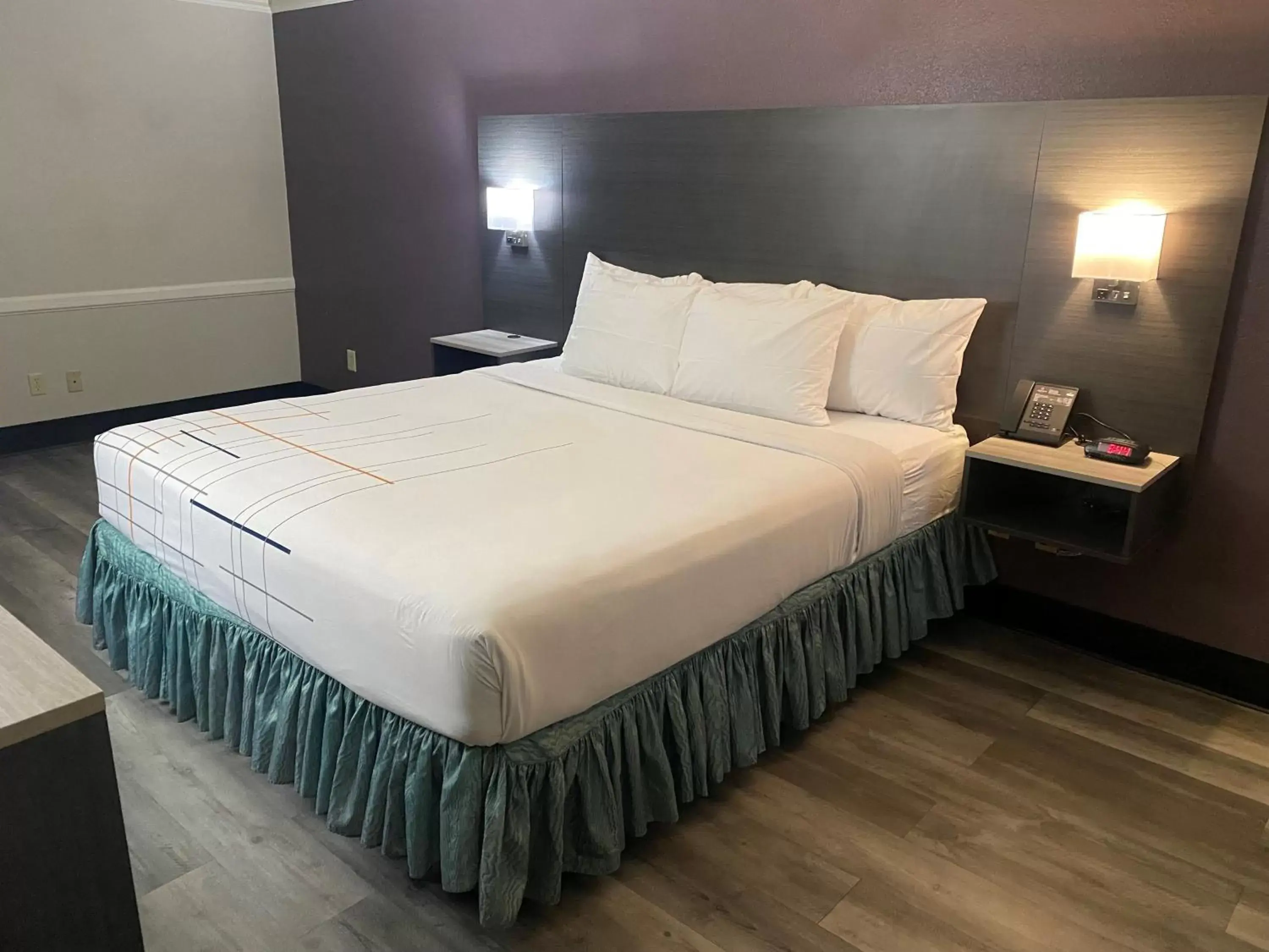 Bed in La Quinta Inn by Wyndham Bakersfield South