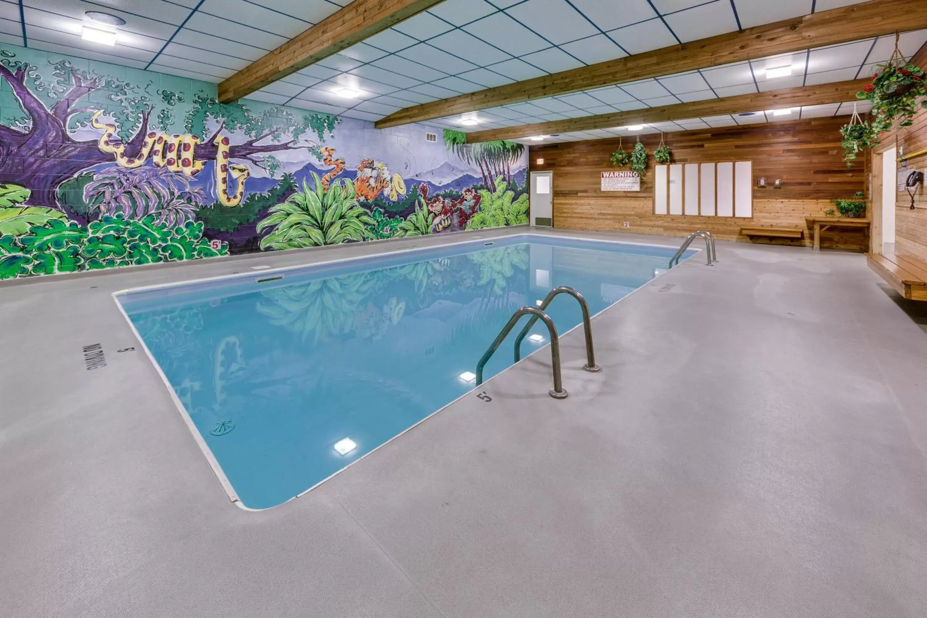 Hot Tub, Swimming Pool in Heritage Inn Hotel & Convention Centre - Cranbrook