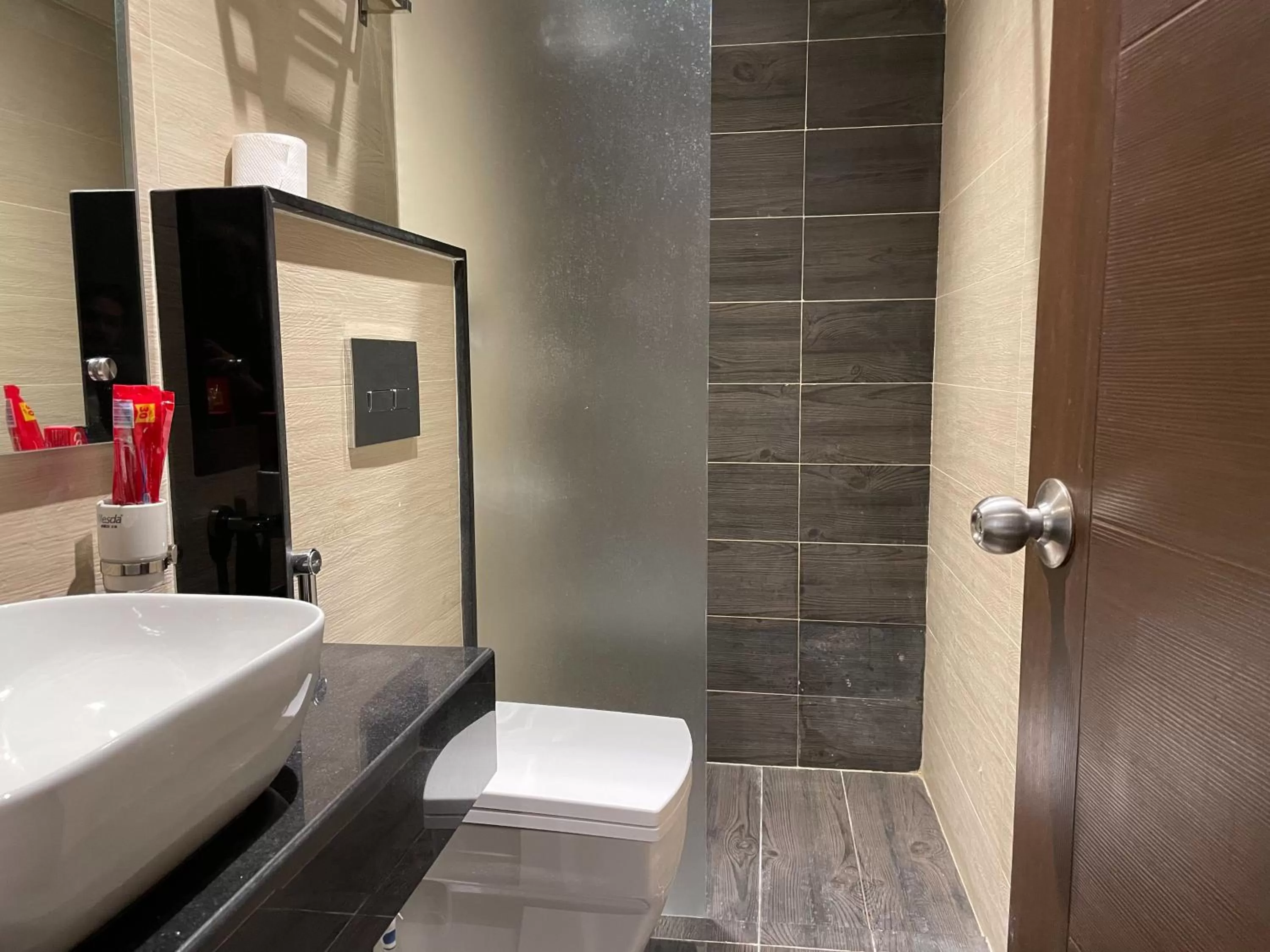 Bathroom in Hamsun Shahrah-e-Faisal