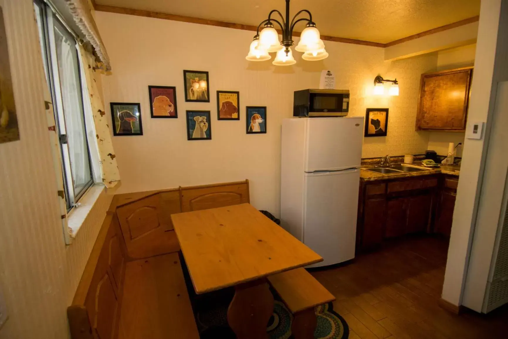 Dining Area in Hillcrest Suites & Cabins