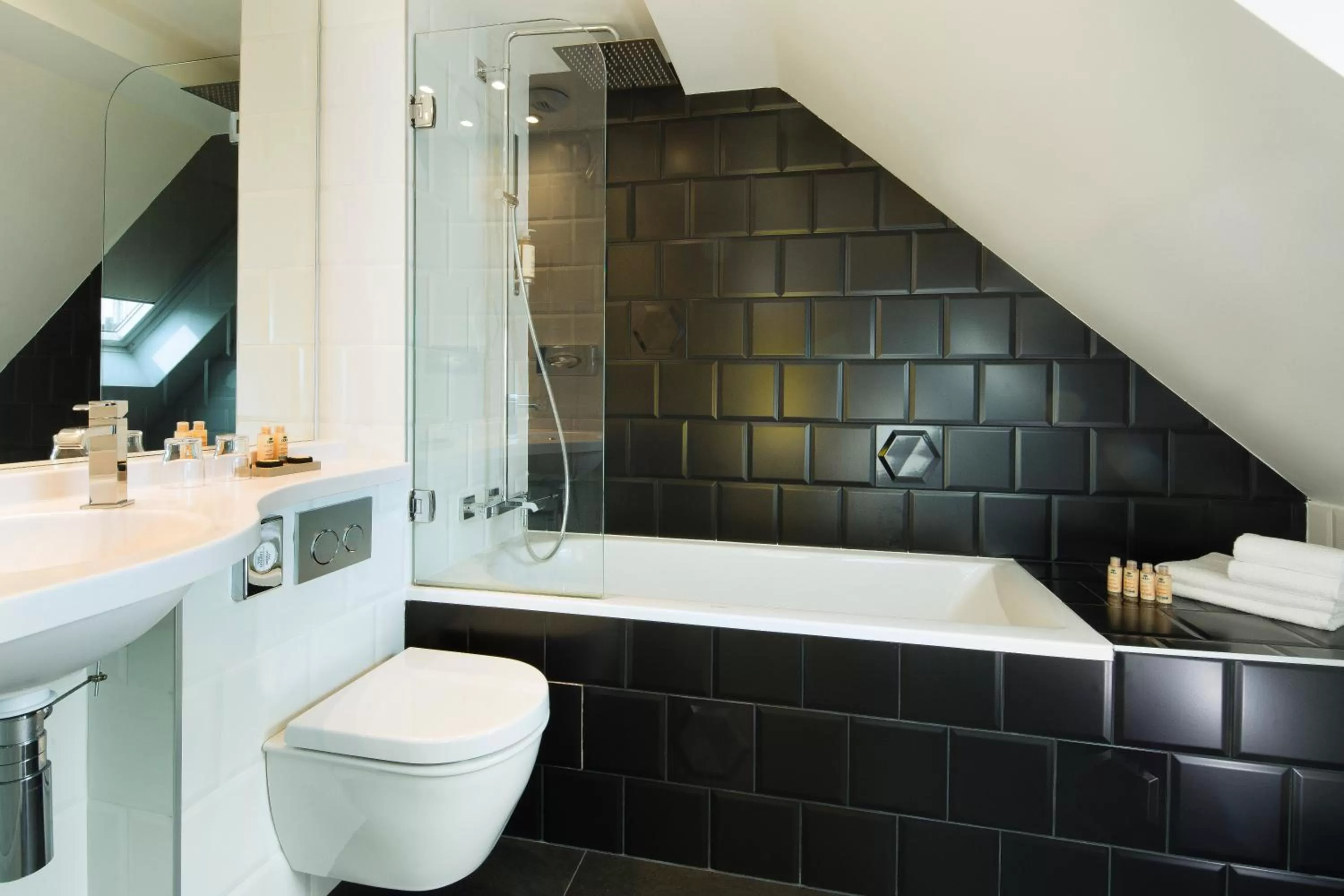 Bathroom in Hotel Haussmann Saint Augustin