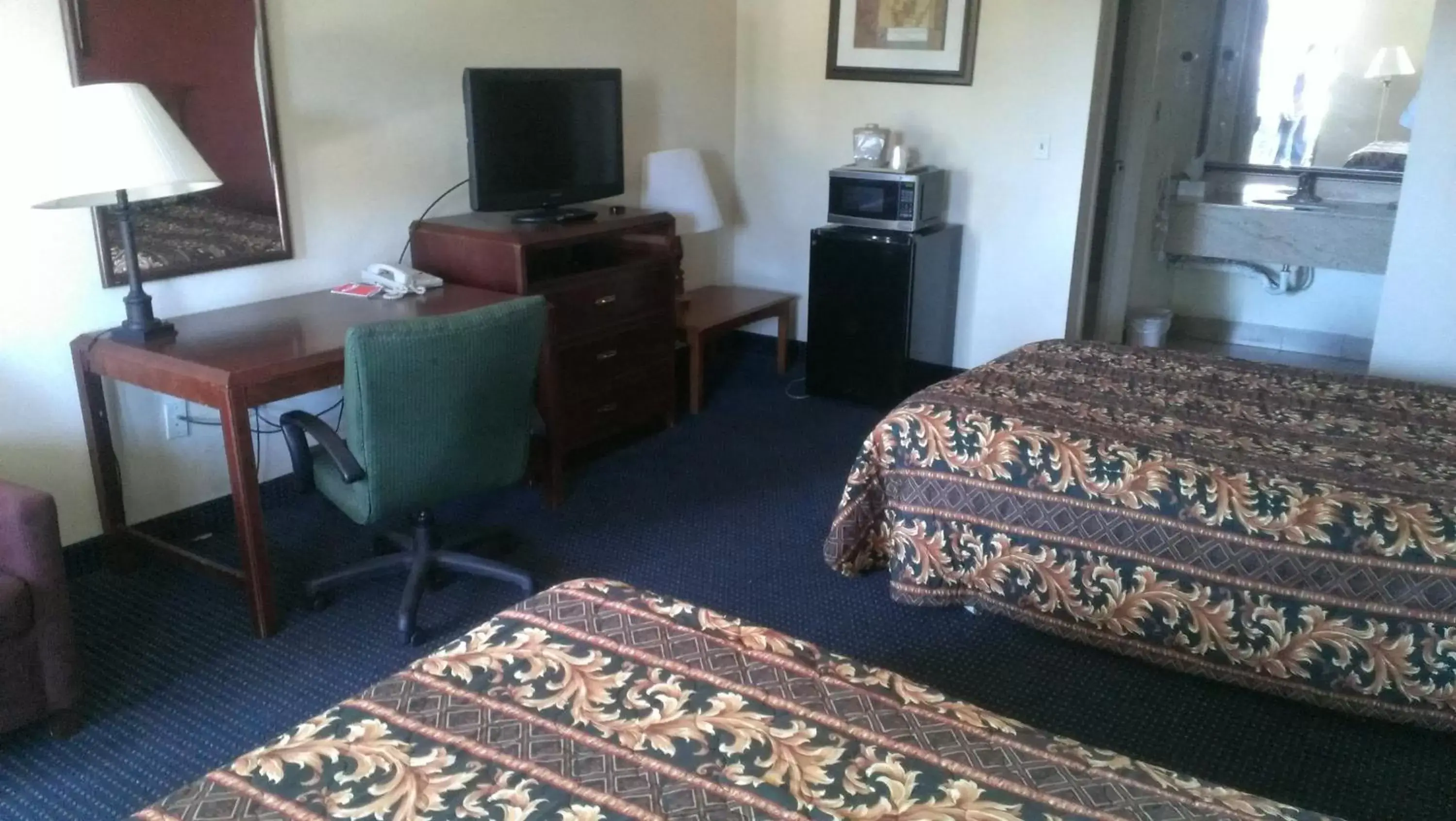 Photo of the whole room, Bed in Red Carpet Inn Norwalk