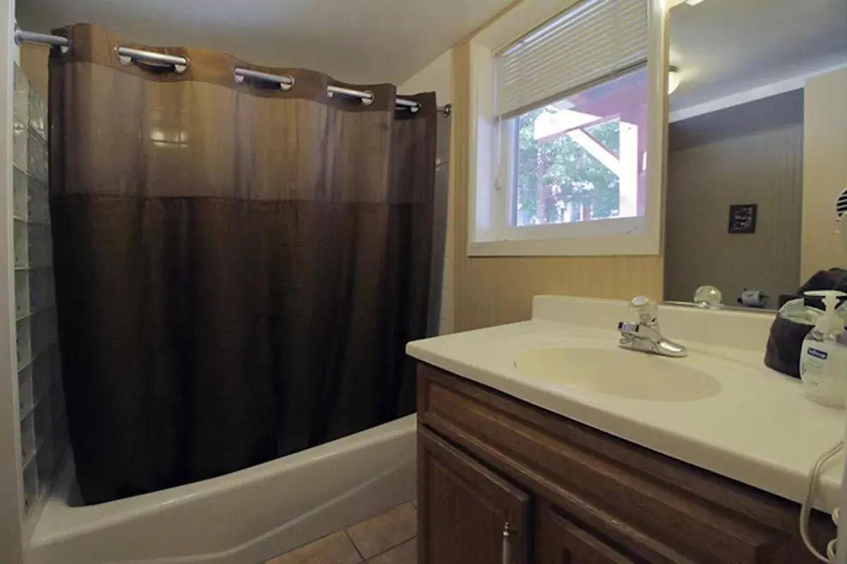 Bathroom in Silver Pines Lodge