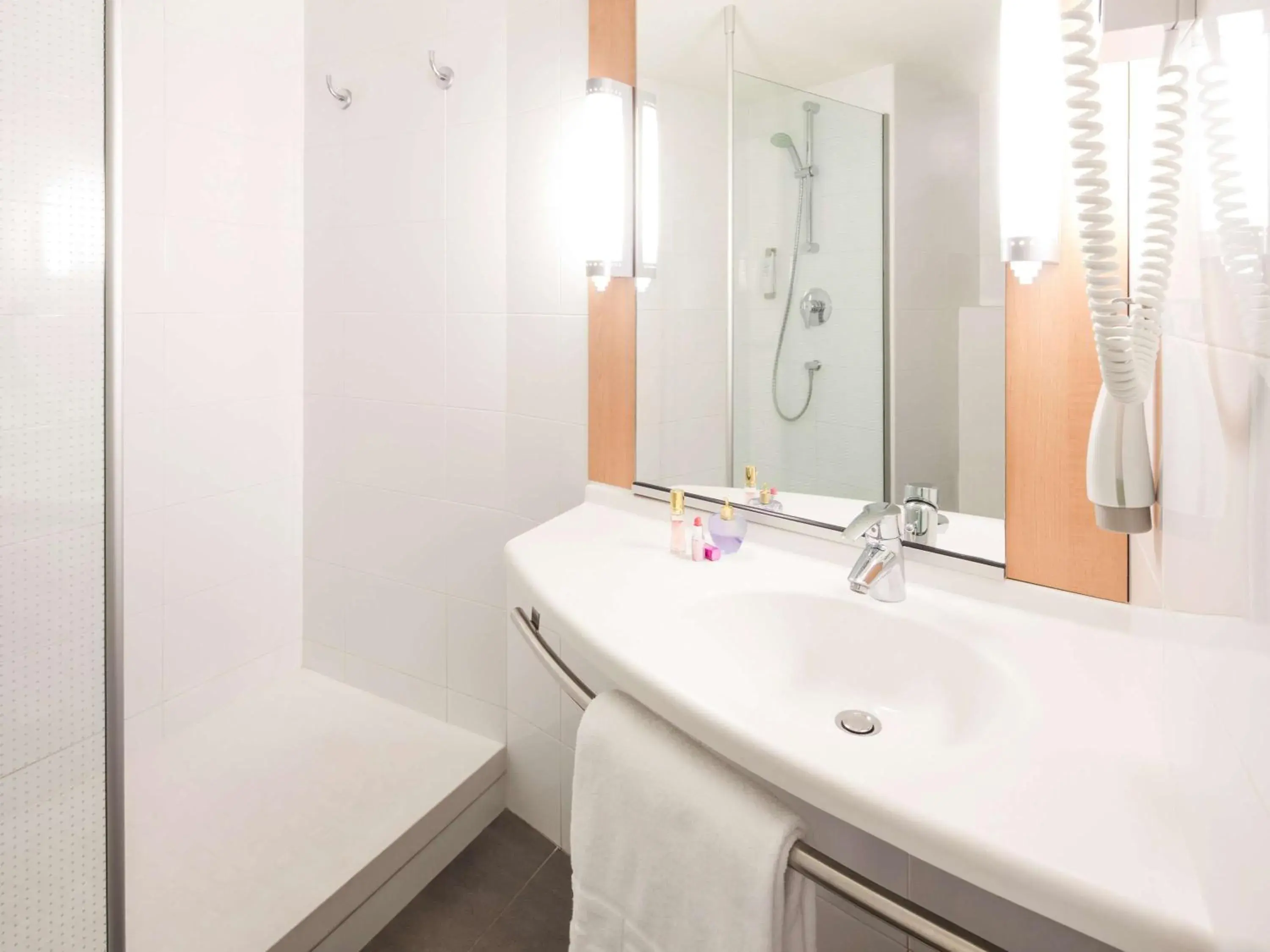 Photo of the whole room, Bathroom in Ibis Barcelona Santa Coloma