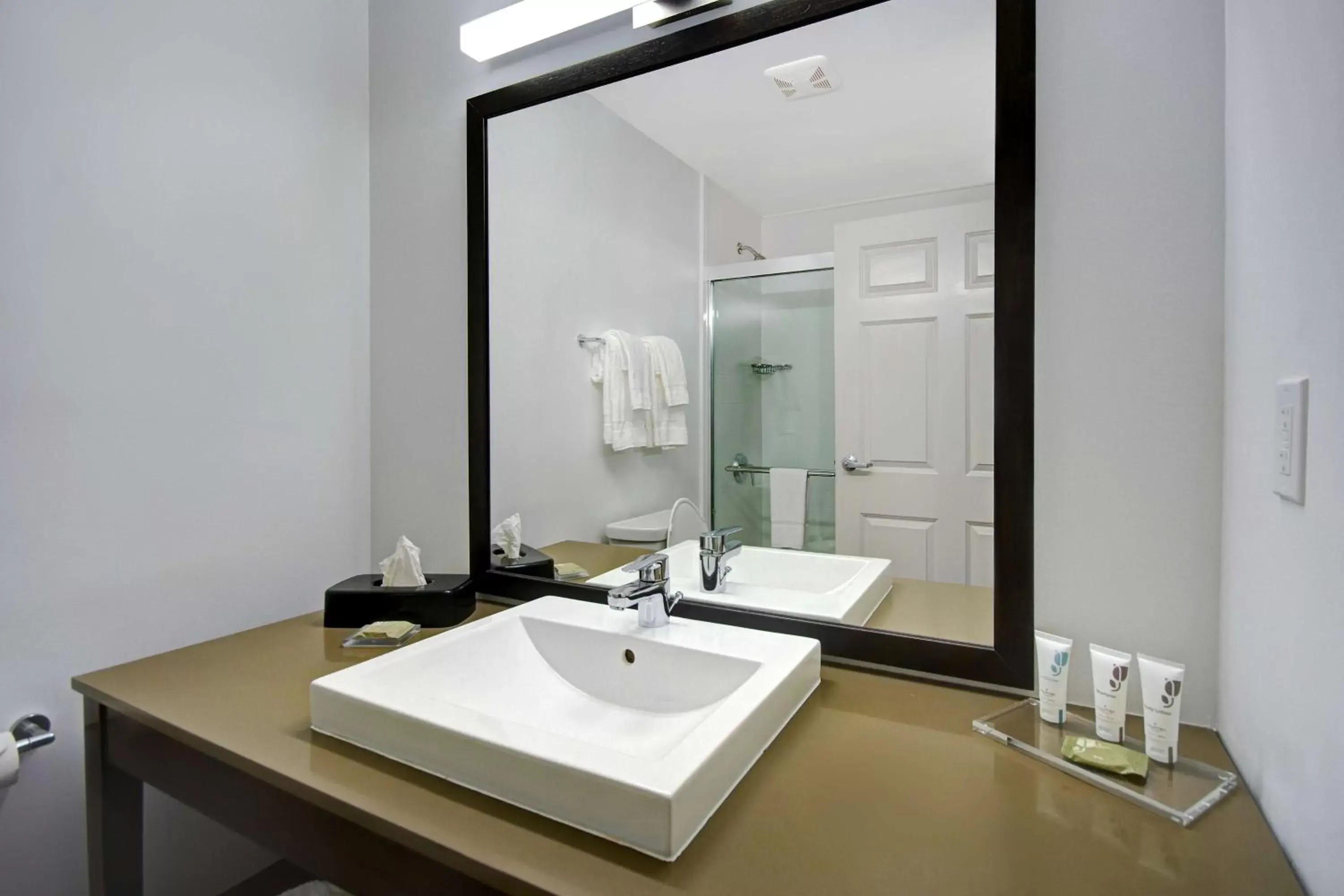 Bathroom in Country Inn & Suites by Radisson, Cincinnati Airport, KY