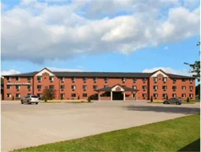 Property building in Days Inn & Suites by Wyndham Des Moines Airport