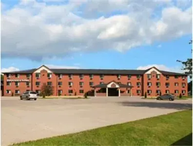 Property Building in Days Inn & Suites by Wyndham Des Moines Airport